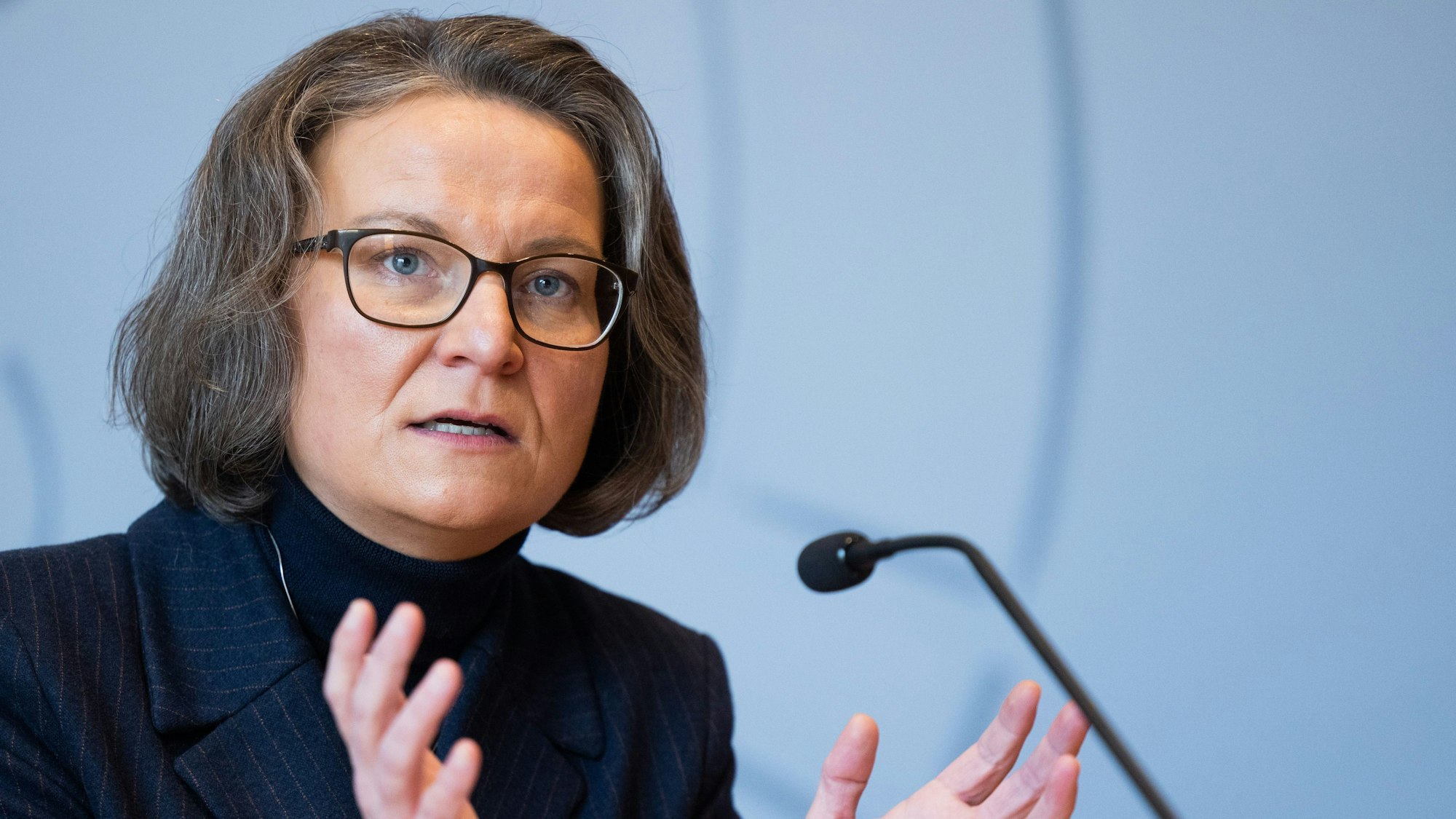 ARCHIV - 10.02.2023, Nordrhein-Westfalen, Düsseldorf: Ina Scharrenbach (CDU), Kommunalministerin von Nordrhein-Westfalen, spricht in der Landespressekonferenz im Landtag. Scharrenbach soll am Dienstag (14.02.2023) erneut als Zeugin vor dem Untersuchungsausschuss «Hochwasserkatastrophe» des nordrhein-westfälischen Landtags aussagen. (zu dpa: «Scharrenbach nun doch wieder als Zeugin im Flut-Ausschuss»). Foto: Rolf Vennenbernd/dpa +++ dpa-Bildfunk +++