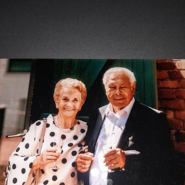 Anita und Willi Stettendorf halten Sektgläser in der Hand und lächeln.