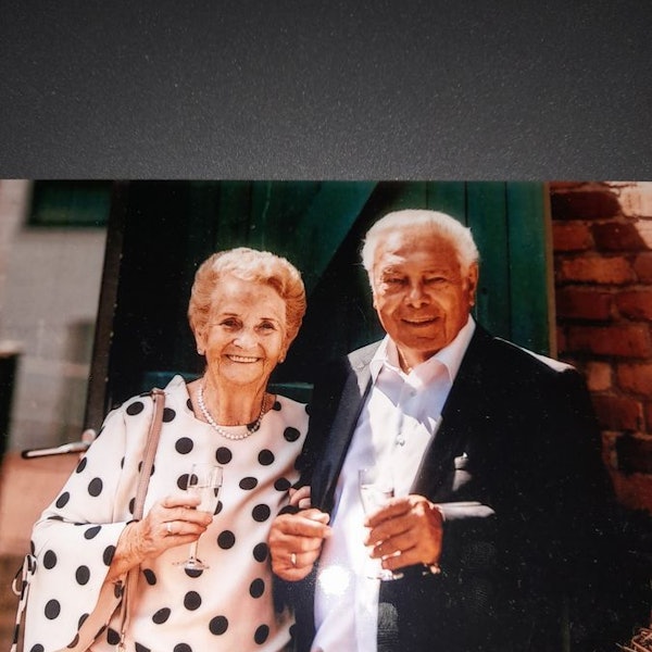 Anita und Willi Stettendorf halten Sektgläser in der Hand und lächeln.