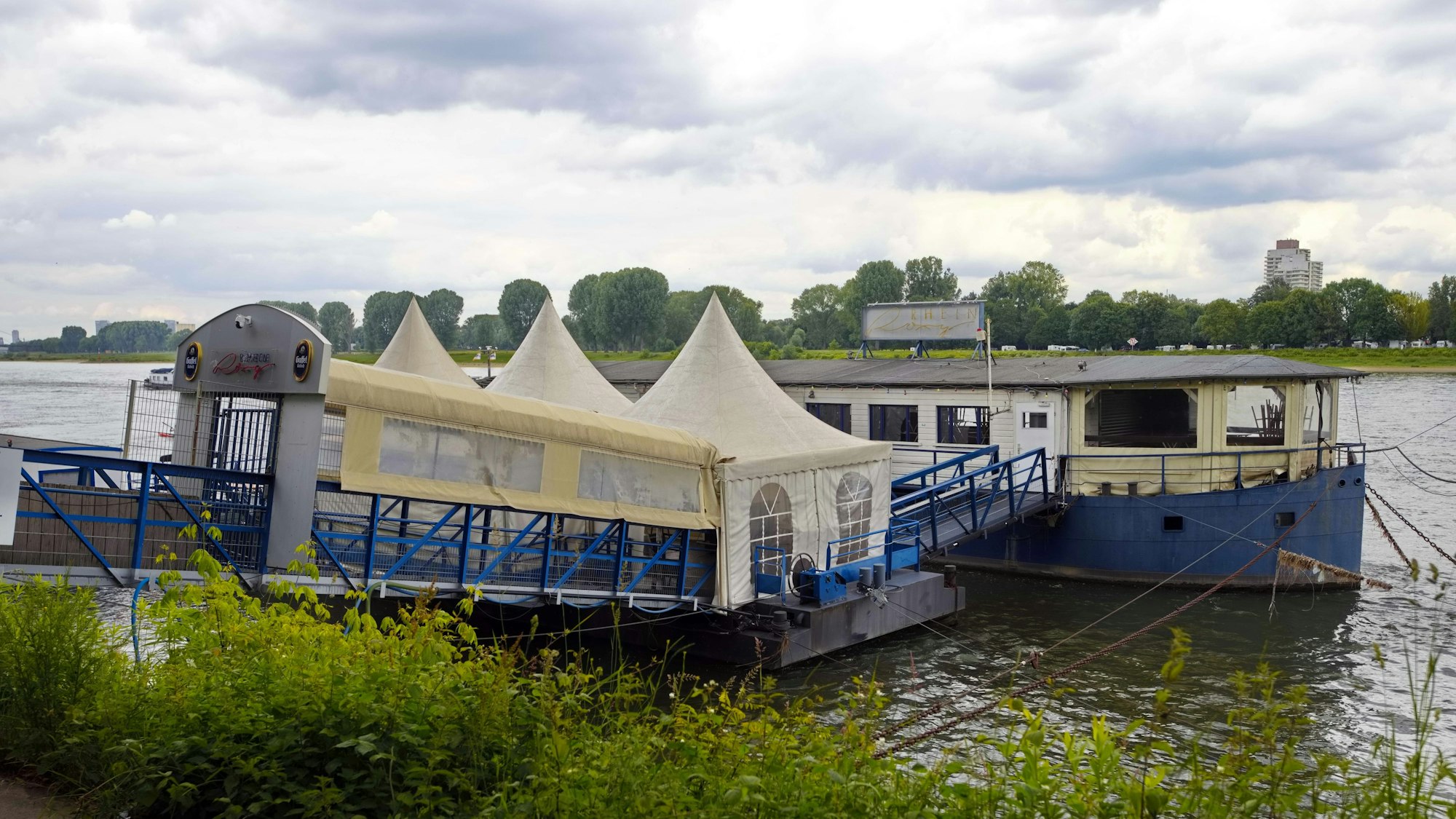 Das Party-Schiff Rhein Roxy in Rodenkirchen auf dem Rhein.