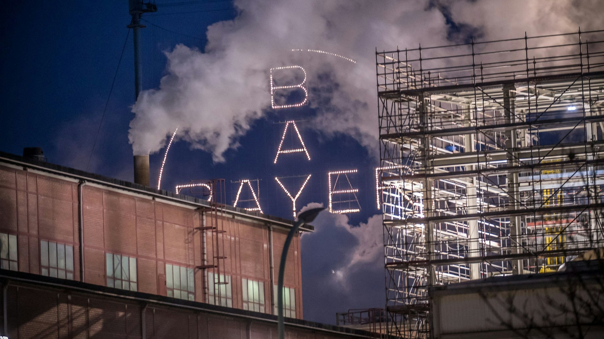 Das Bayer-Kreuz leuchtet.