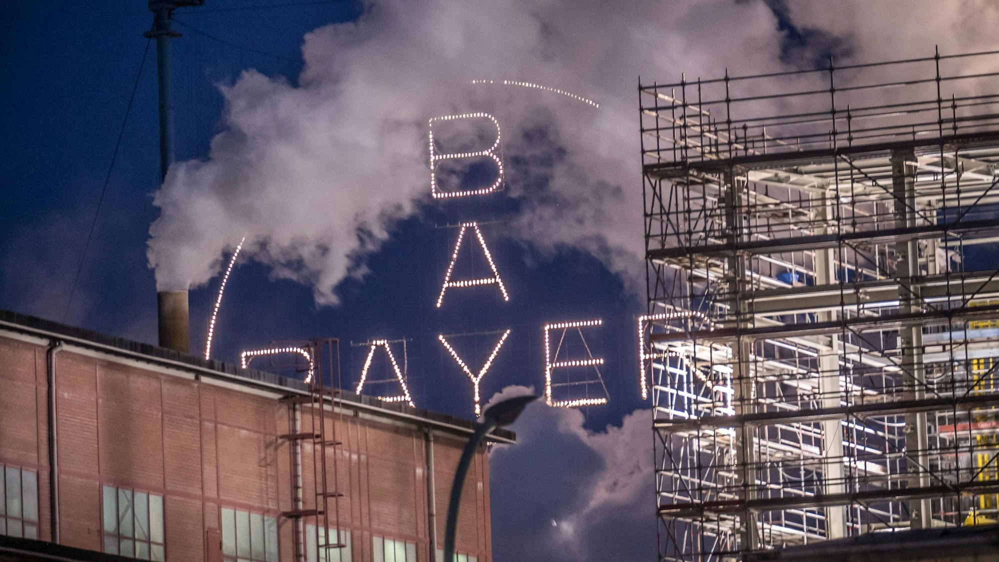Das Bayer-Kreuz bei Nacht