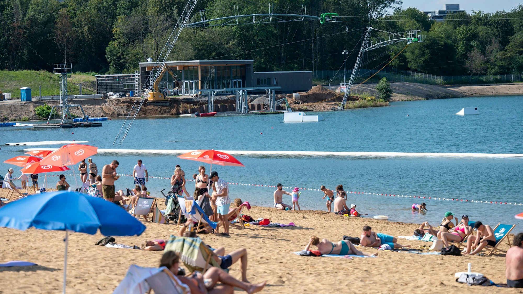 Der Badestrand am Rather See hat seit Mitte Juli geöffnet, obwohl die Wasserskianlage sich weiterhin im Bau befindet.