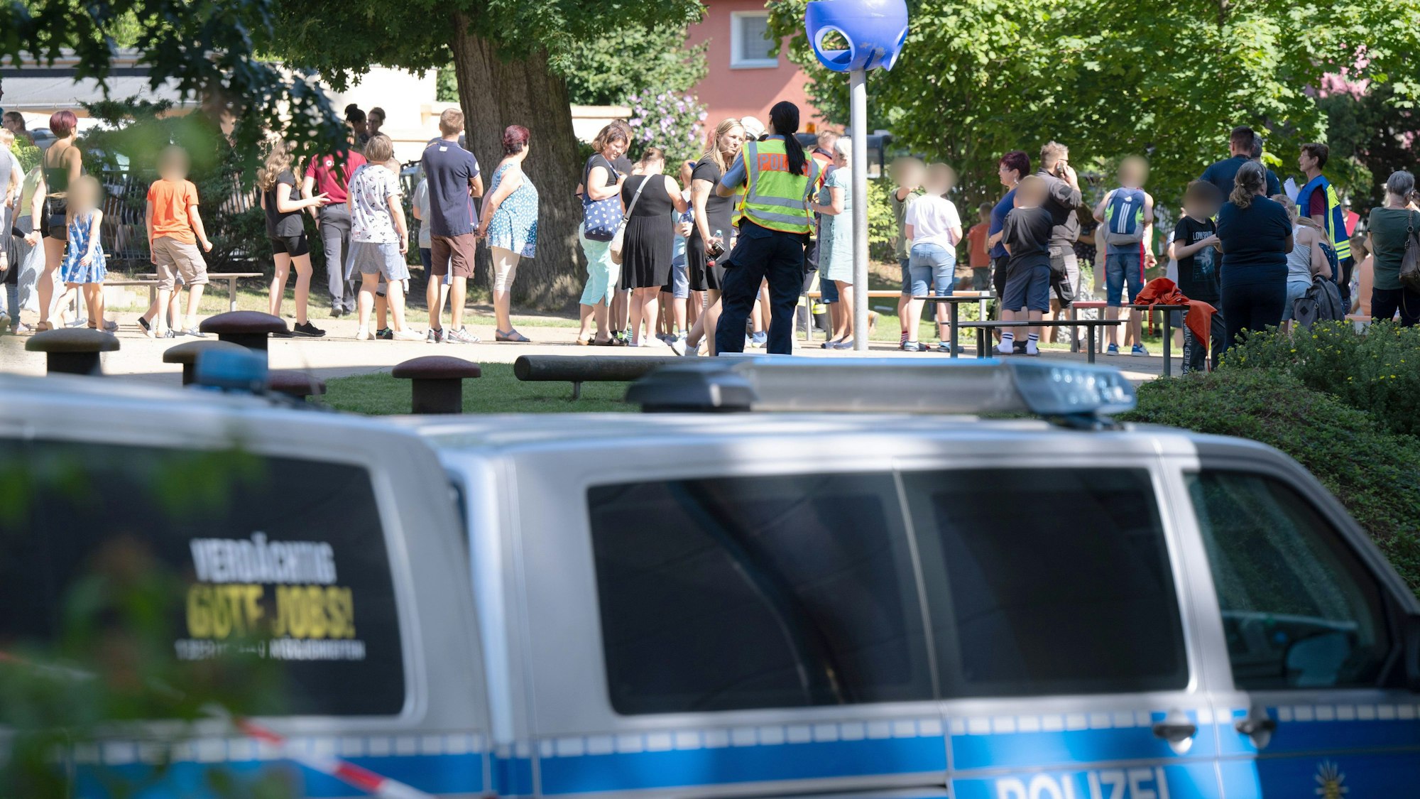 Die Polizei ist nach einer Attacke im sächsischen Bischofswerda an einer Schule im Einsatz. Ein bewaffneter Schüler hat mindestens ein Mädchen mit einem Messer verletzt.