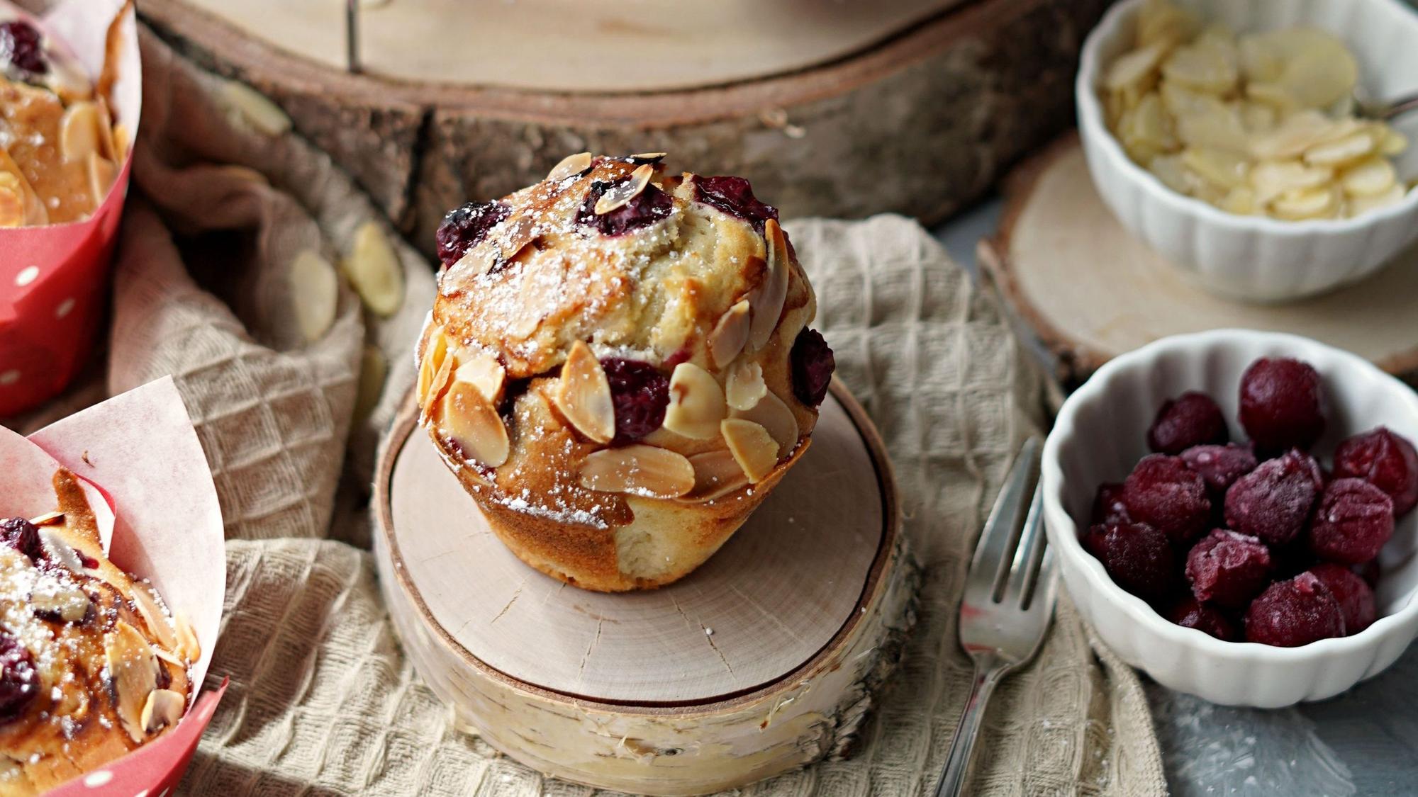 Ein Muffin mit Kirschen und Mandeln