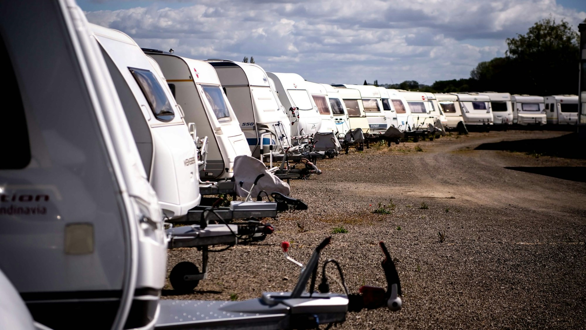 Das Foto zeigt mehrere nebeneinander stehende Wohnwagen.