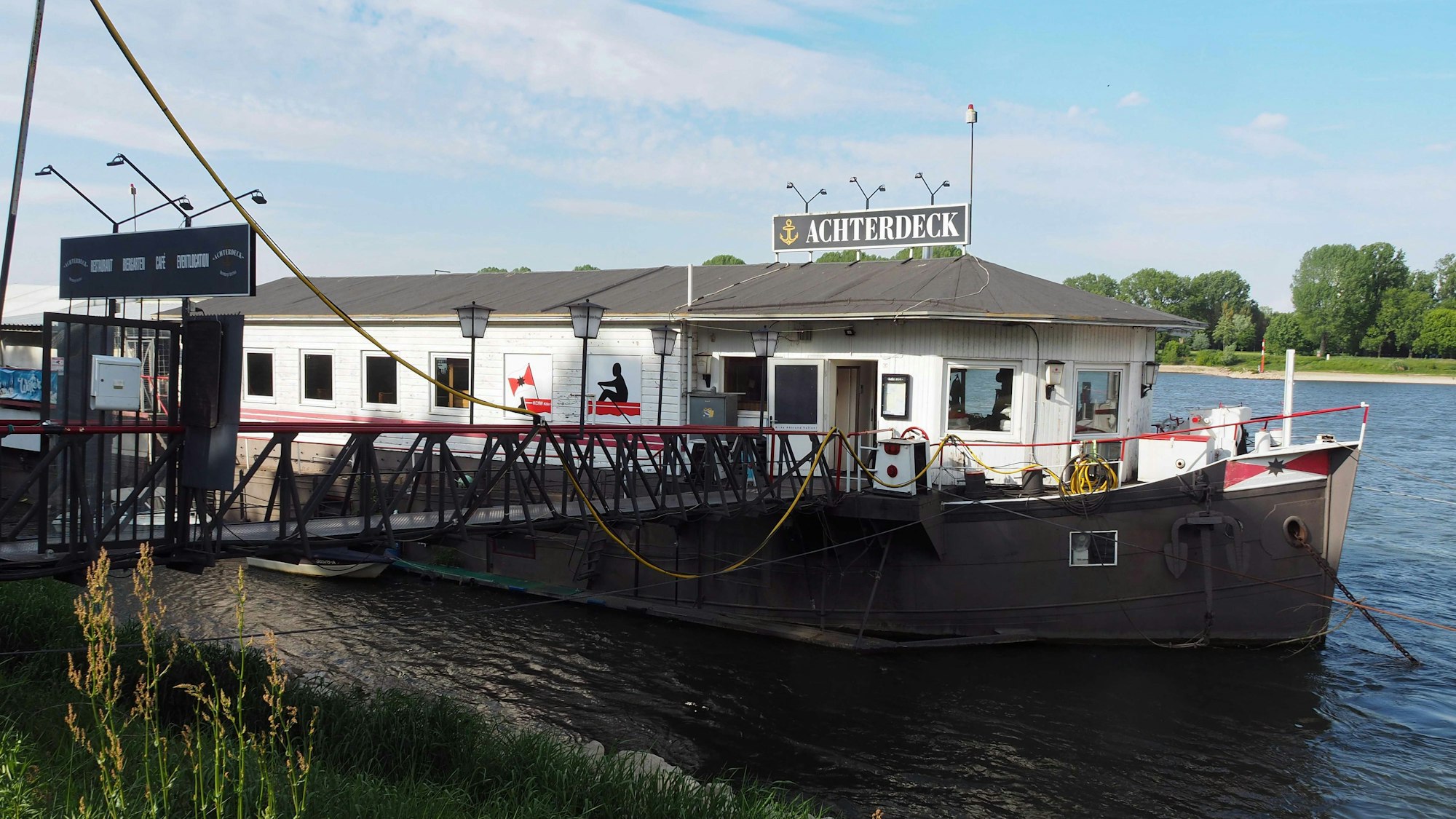Das Bootshaus Achterdeck auf dem Rhein.