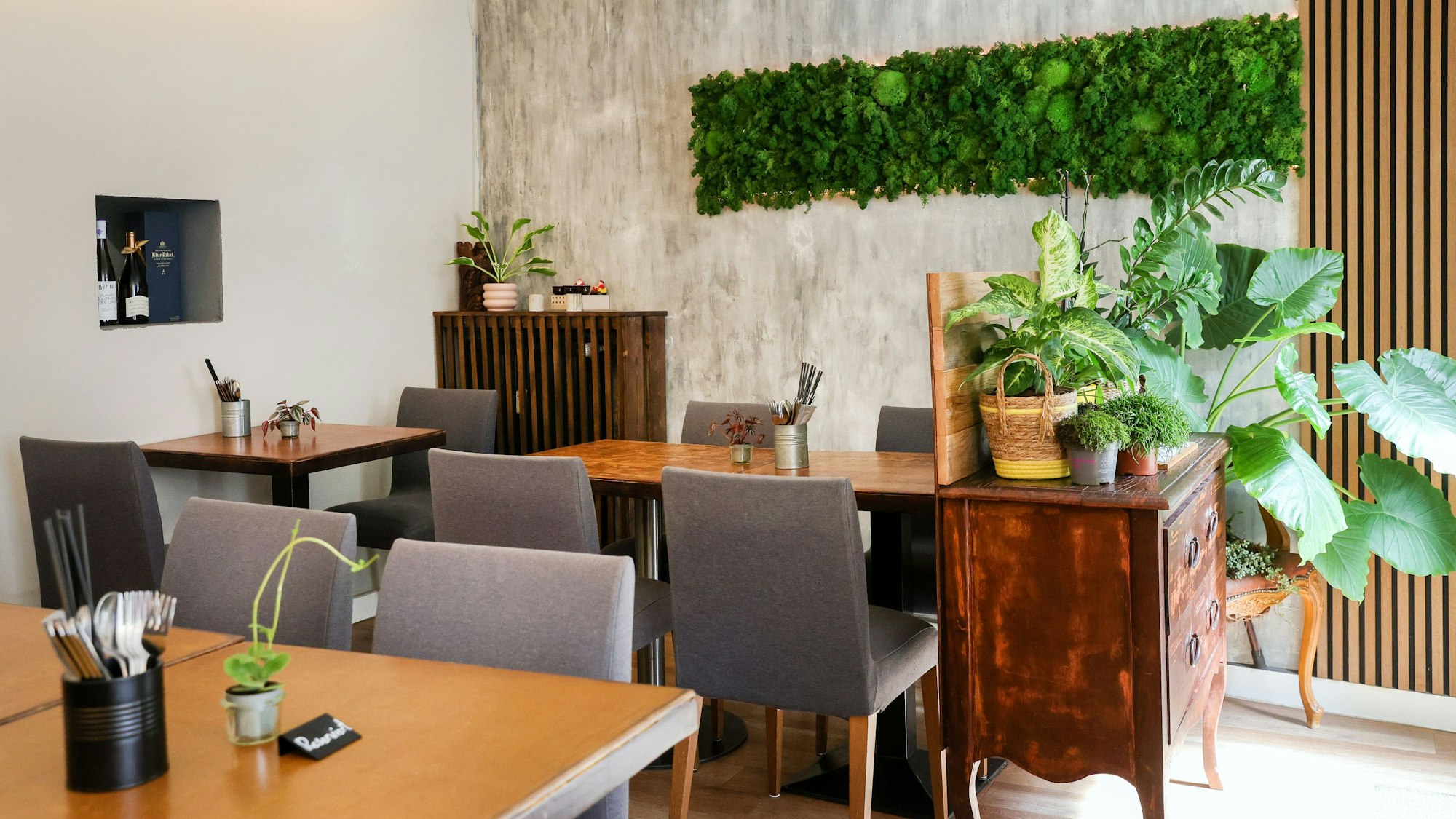 Tische und Stühle in schlichtem Stil im „Bep No 2"