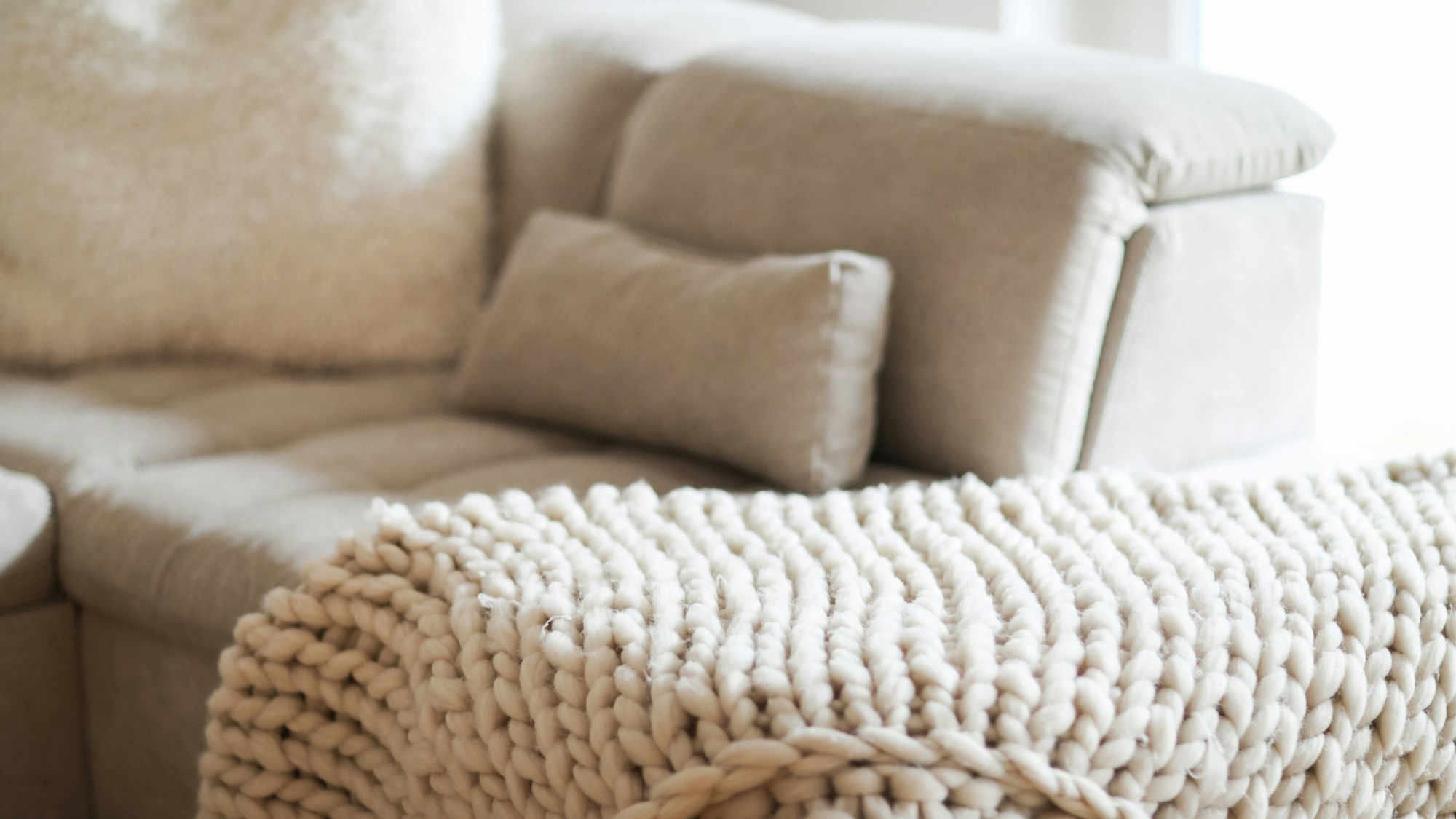 Eine Decke liegt auf einem Sofa.