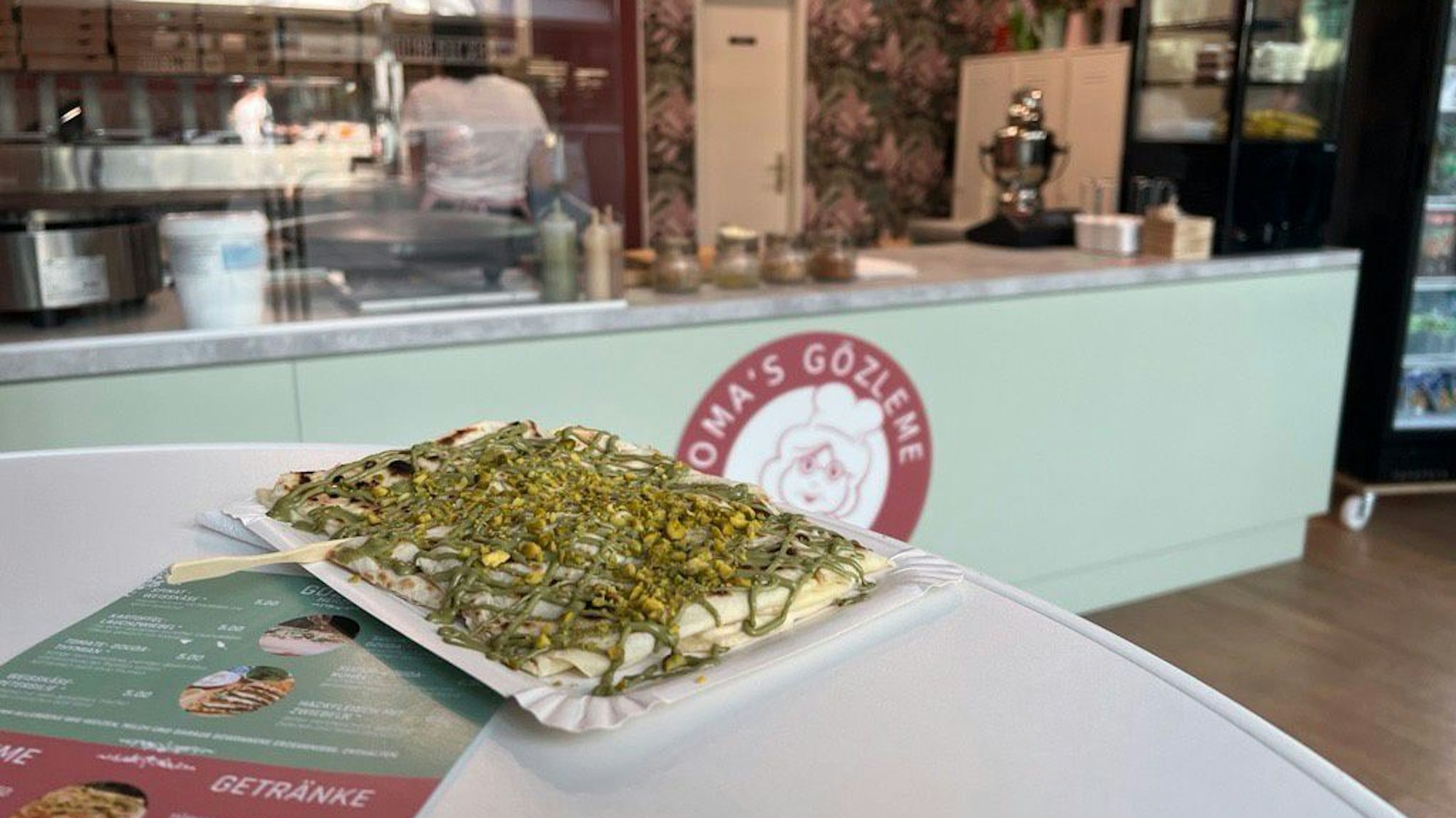 Die Teigtaschen werden bei Oma's Gözleme entweder herzhaft oder – wie hier mit Pistaziencreme – süß serviert.