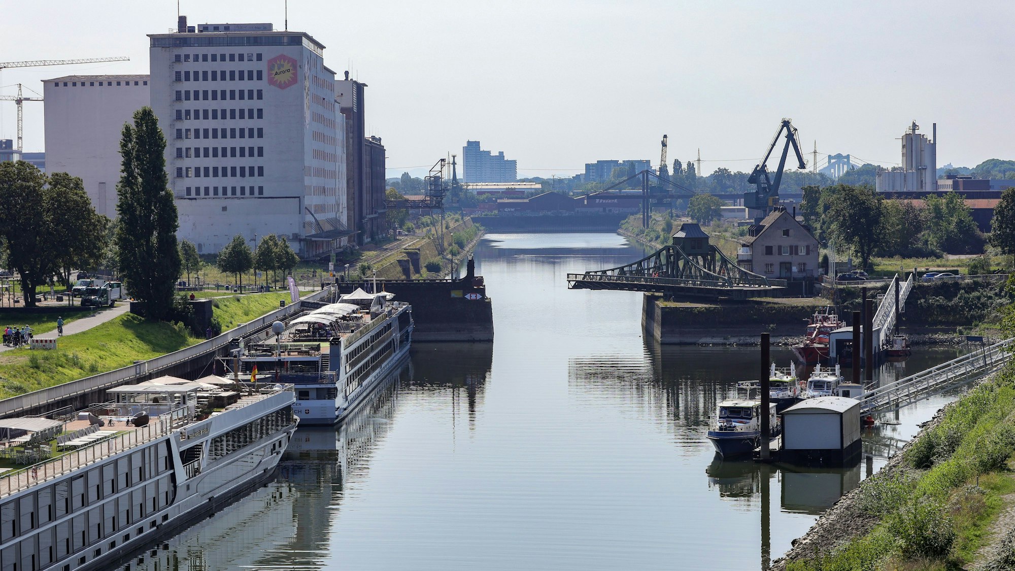 Blick auf den Deutzer Hafen.
