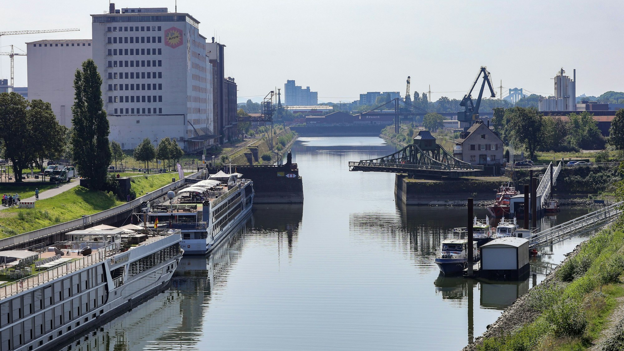 Blick in das Hafenbecken in Deutz, das unter anderem von leerstehenden Gebäuden umgeben ist wie einer ehemaligen Großmühle.
