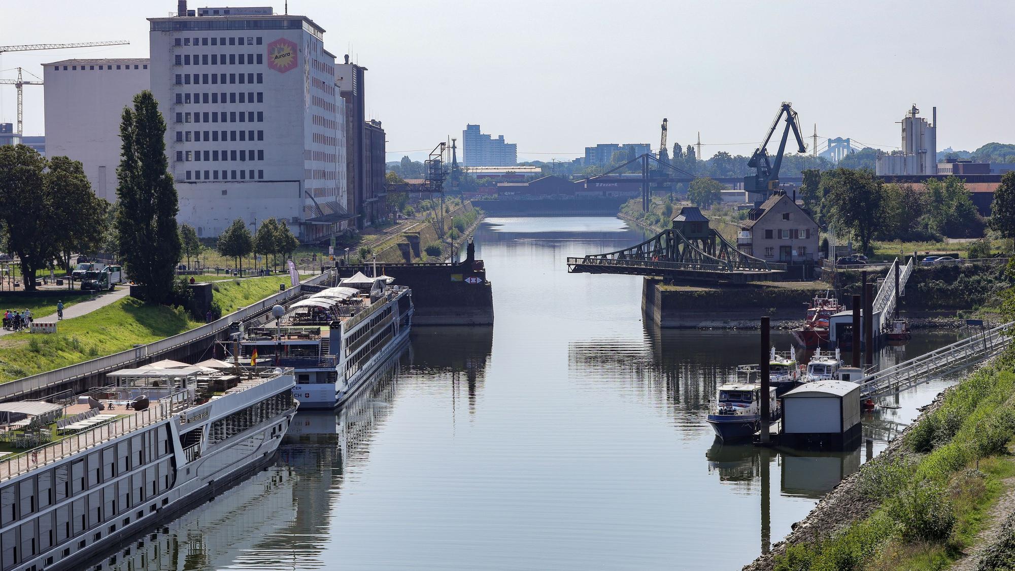 Blick auf das Hafenbecken des Deutzer Hafen.