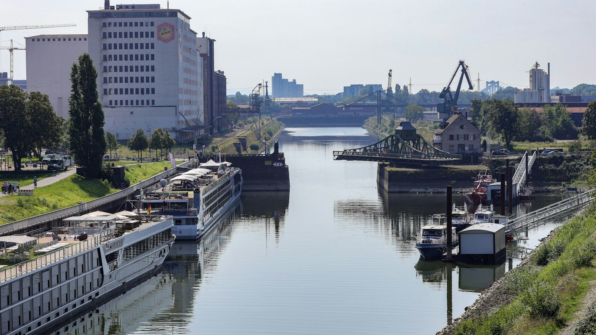 Blick auf das Hafenbecken des Deutzer Hafen.