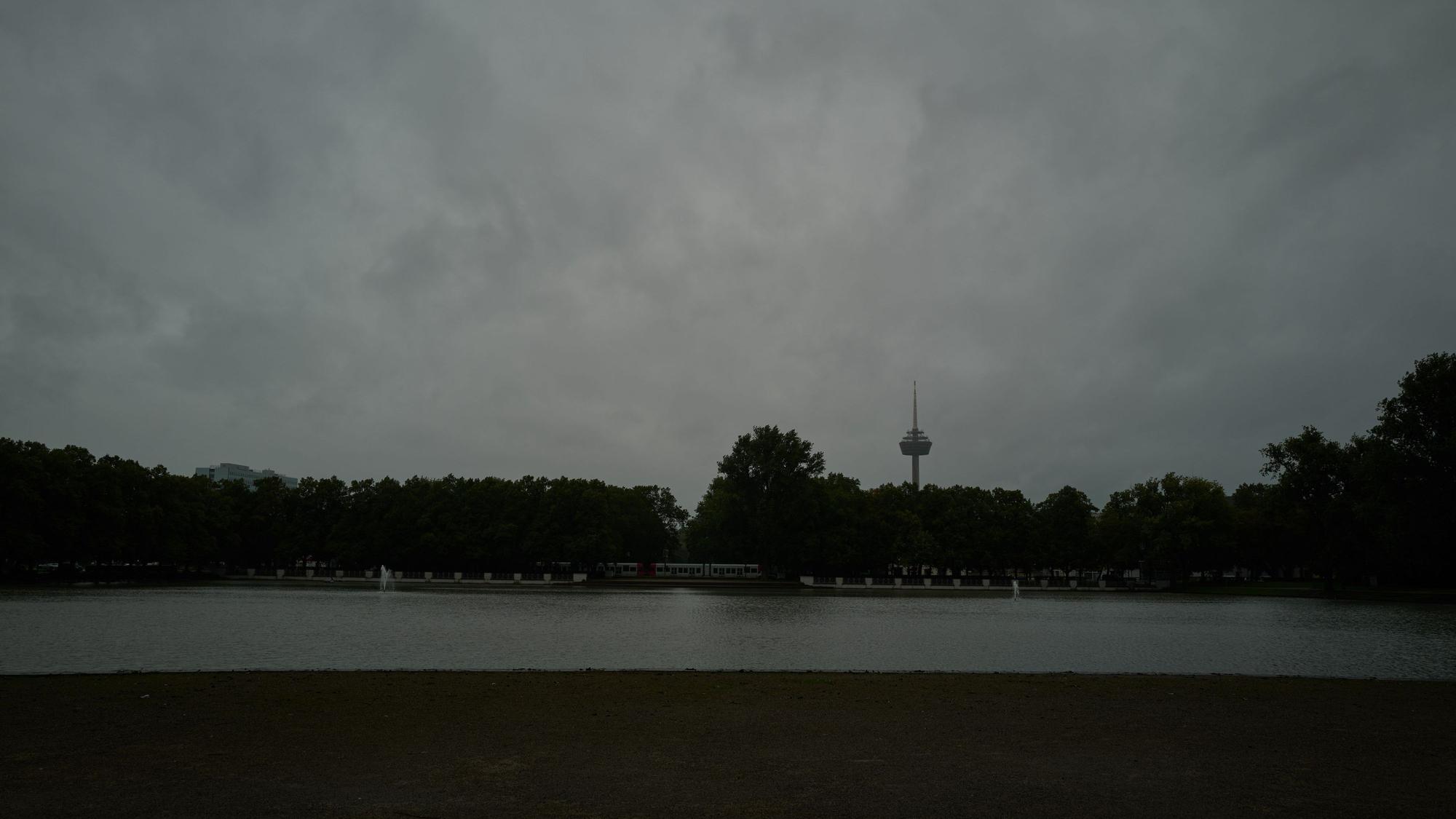 07.08.2023, Köln-Lindenthal: Sommerwetter 2023. Der Aachener Weiher bei Regen. Foto: Christian Festag