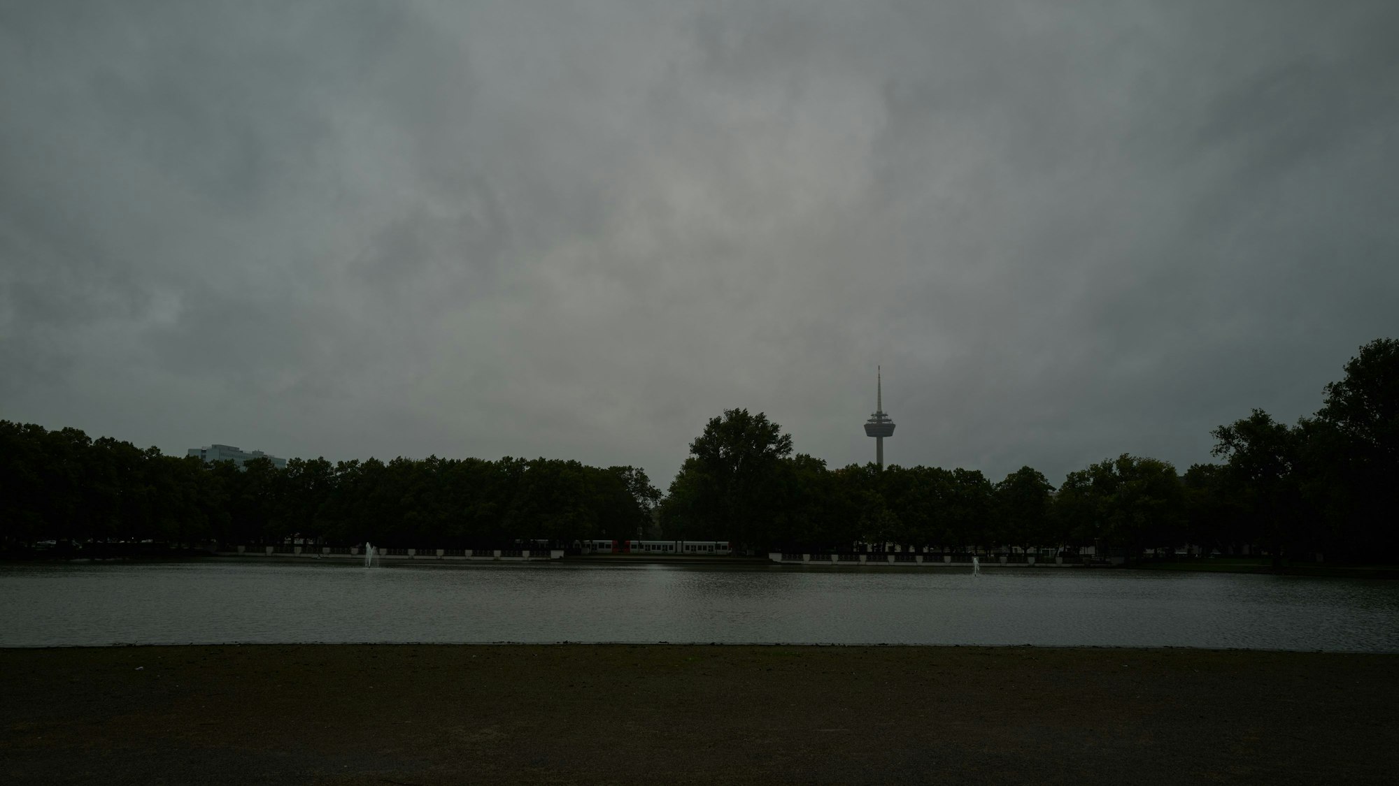 07.08.2023, Köln-Lindenthal: Sommerwetter 2023. Der Aachener Weiher bei Regen. Foto: Christian Festag