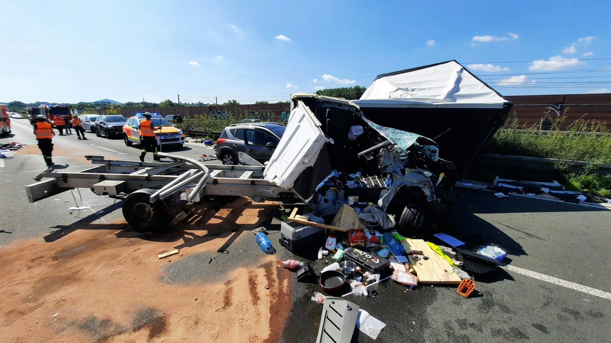 Ein Transporter wurde bei dem Unfall schwer beschädigt. Trümmer liegen auf der Fahrbahn.