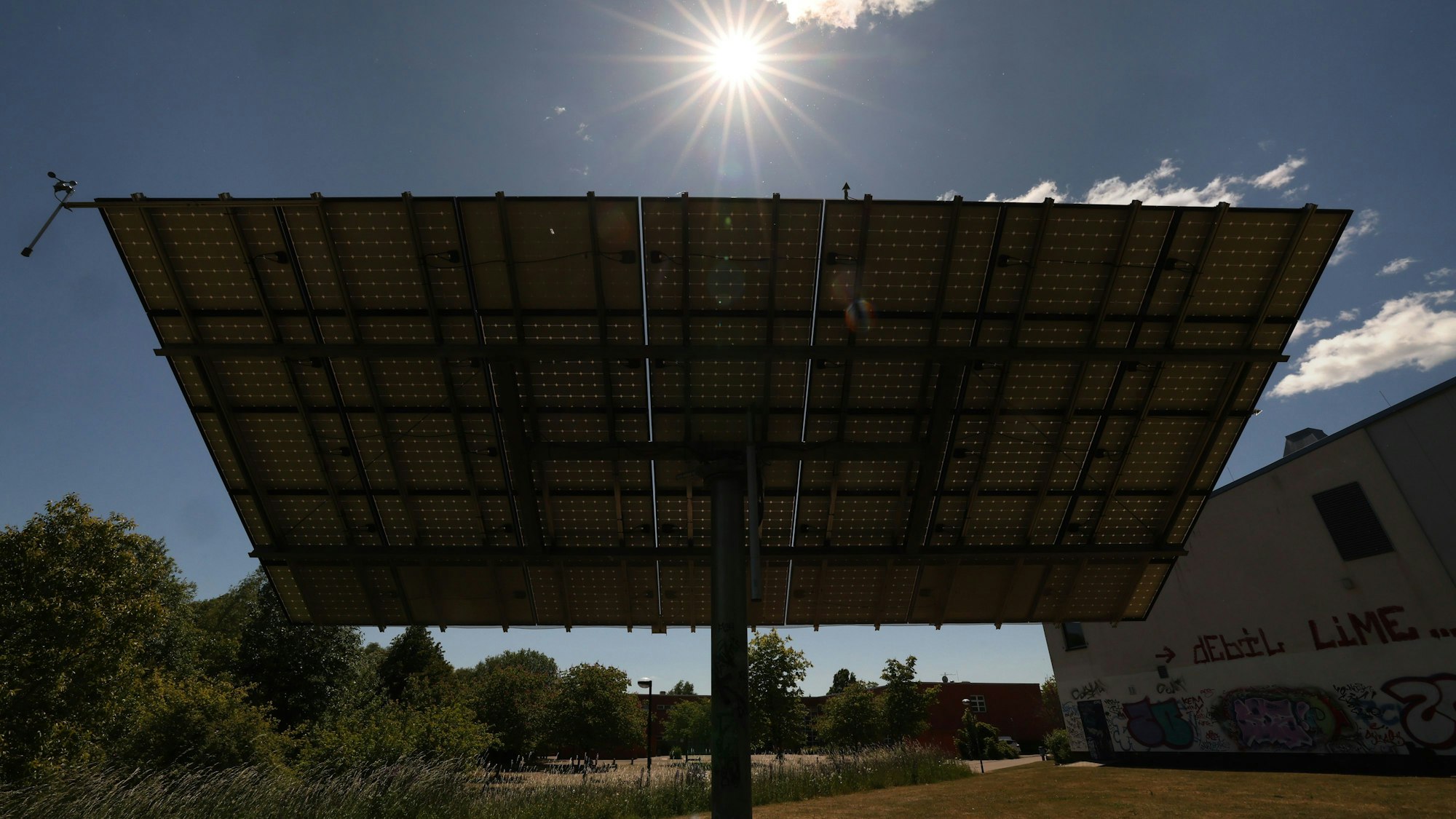 Das Foto zeigt eine Solaranlage.