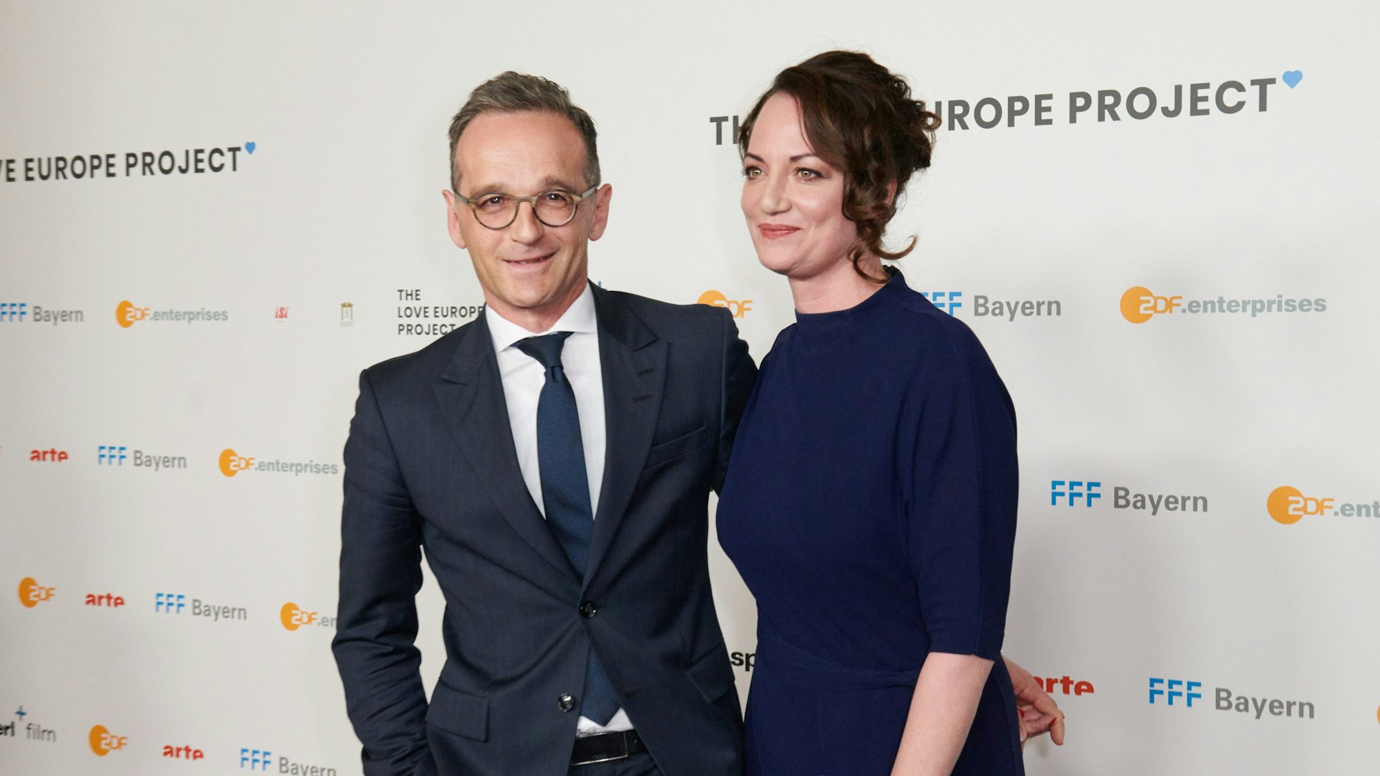 Heiko Maas mit Natalia Wörner im Arm.