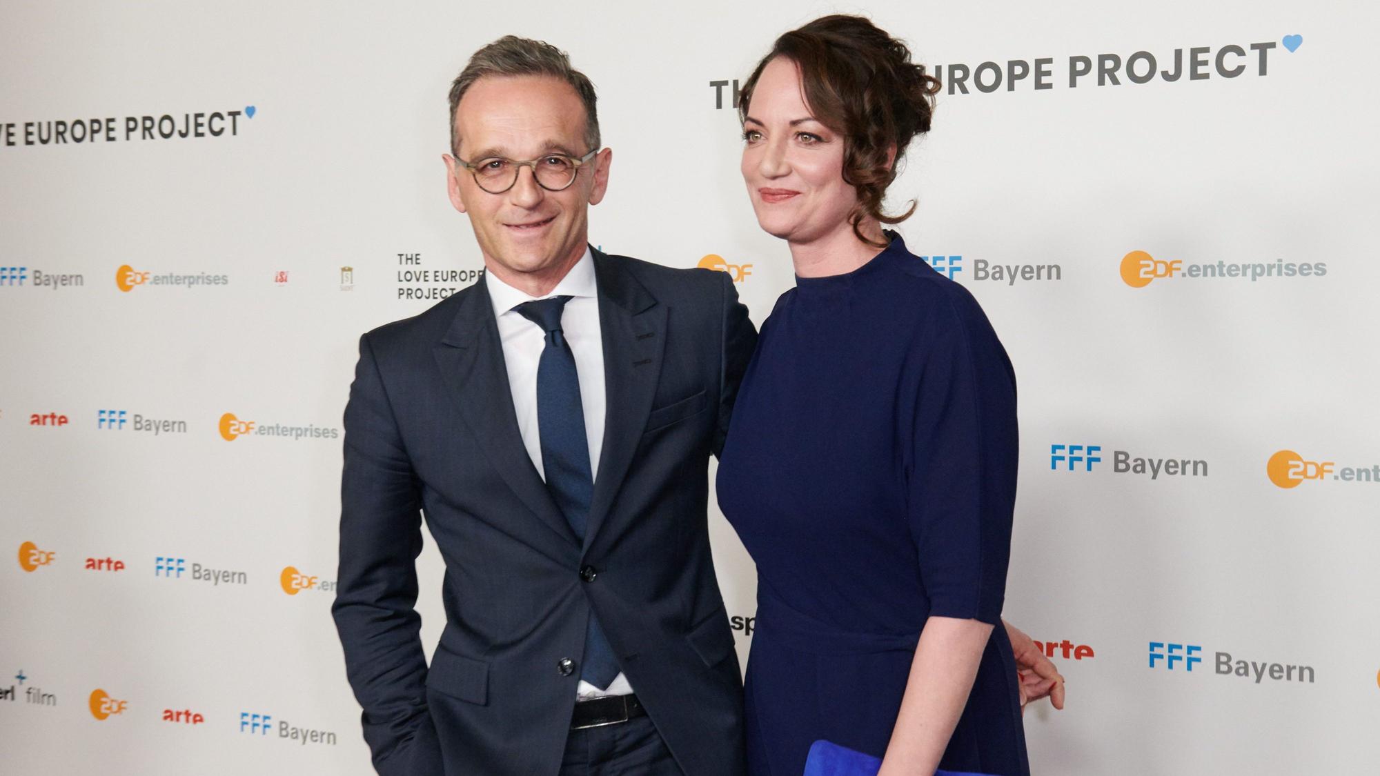 ARCHIV - 07.05.2019, Berlin: Heiko Maas (SPD), damaliger Außenminister, kommt mit seiner Freundin Natalia Wörner, Schauspielerin, zur Premiere des Films «The Love Europe Project».