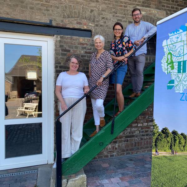 Auf einer grünen Treppe vor einer Wand stehen: die Weilerswister Bürgermeisterin Anna-Katharina Horst (v.l.), als Projektträgerin Marietta Thien, Projektmitarbeiterin Sarah Rodewald und Regionalmanager des LAG Zülpicher Börde, Sebastian Duif.