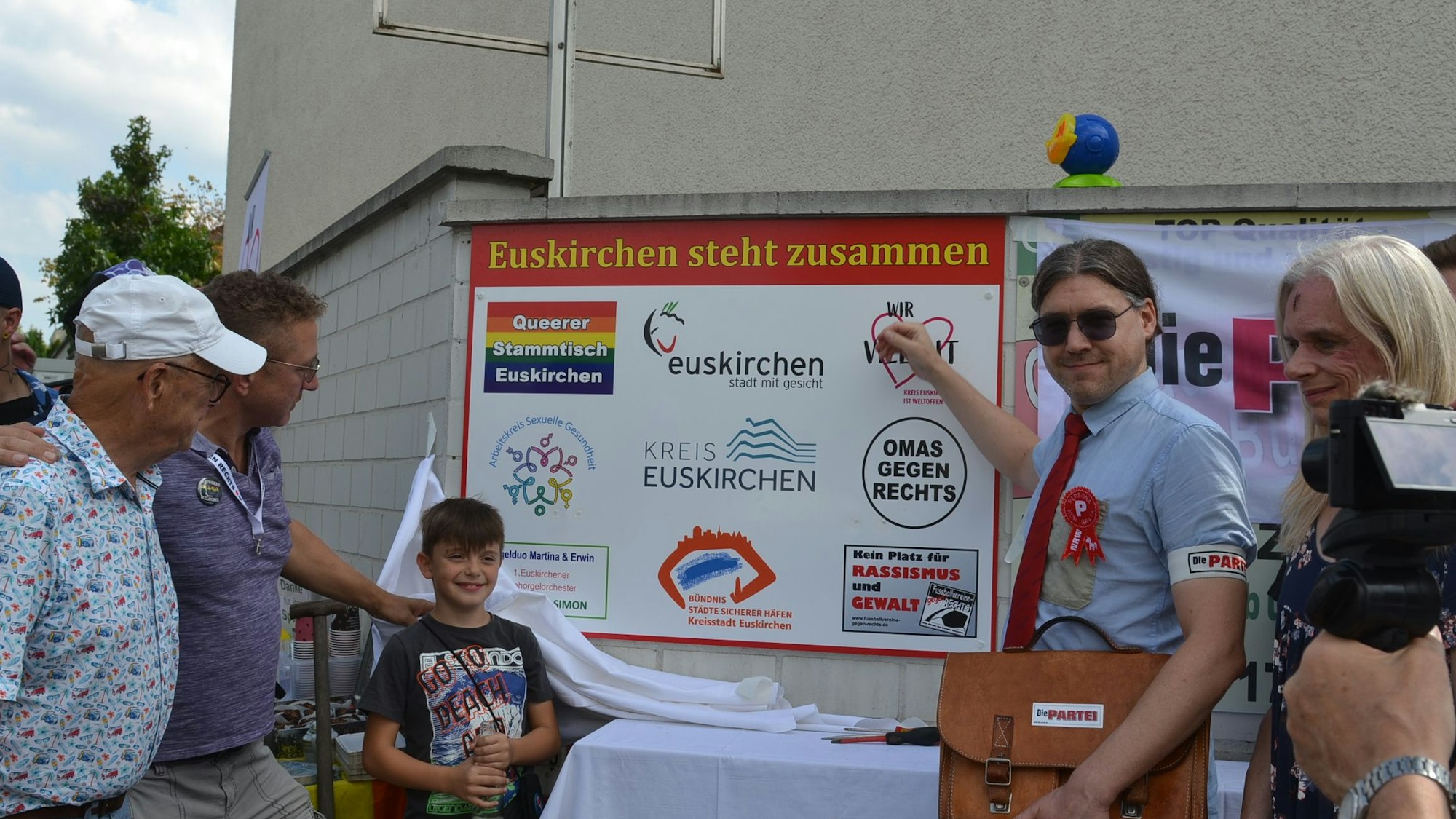 An der Solidaritätstafel mit dem Slogan „Euskirchen steht zusammen“ haben sich Menschen versammelt, die sich für Gleichstellung und Vielfalt und gegen Diskriminierung einsetzen.