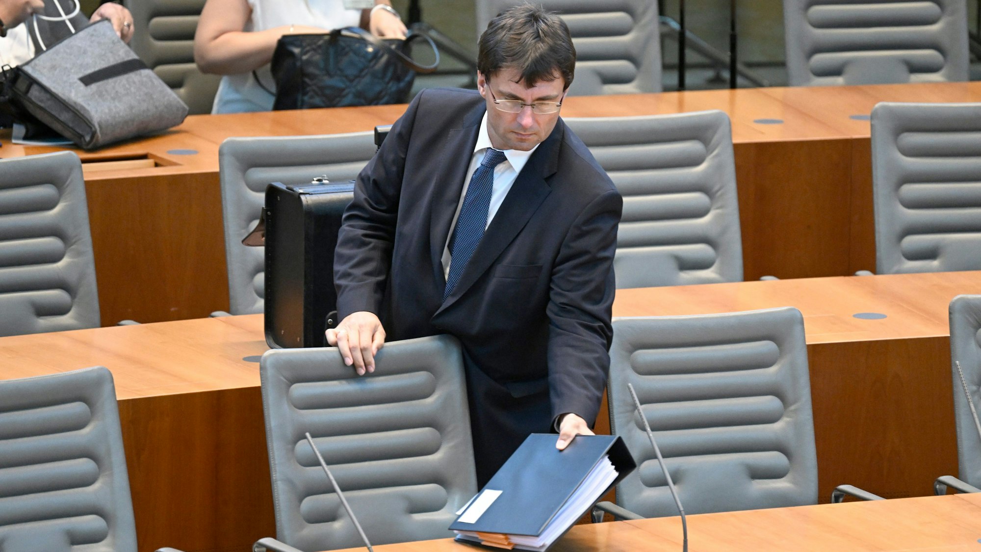 Marcus Optendrenk (CDU), Finanzminister von Nordrhein-Westfalen, bereitet sich auf der Regierungsbank im Landtag auf die bevorstehende Debatte zum Haushaltsgesetz 2024 vor