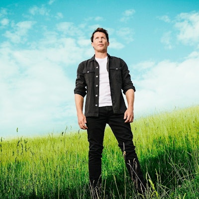 Mann auf einer Wiese