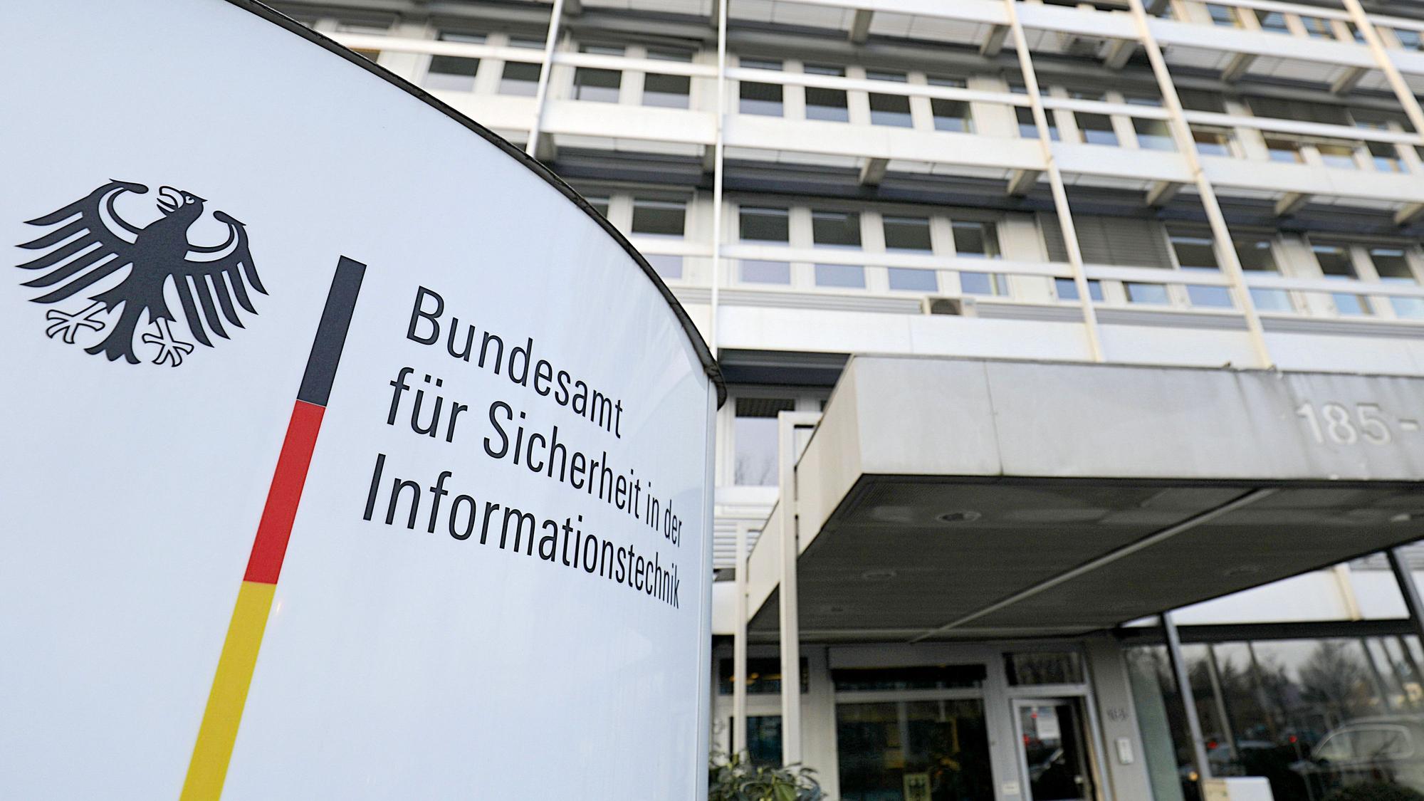 Das Gebäude des Bundesamt für Sicherheit in der Informationstechnik (BSI) von außen im Eingangsbereich (Archivbild).