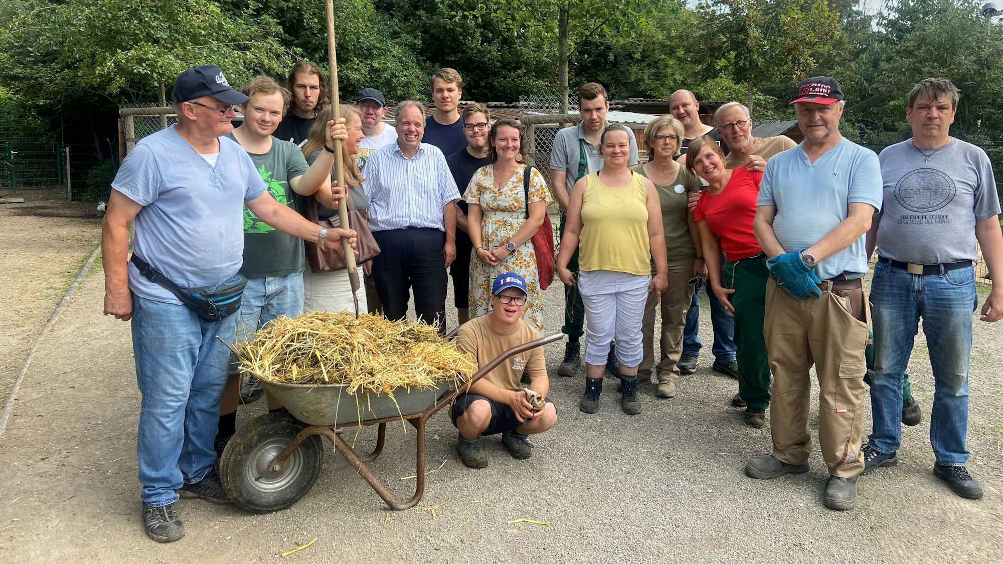 Die Teilnehmer des Projekts stehen an einer Schubkarre.