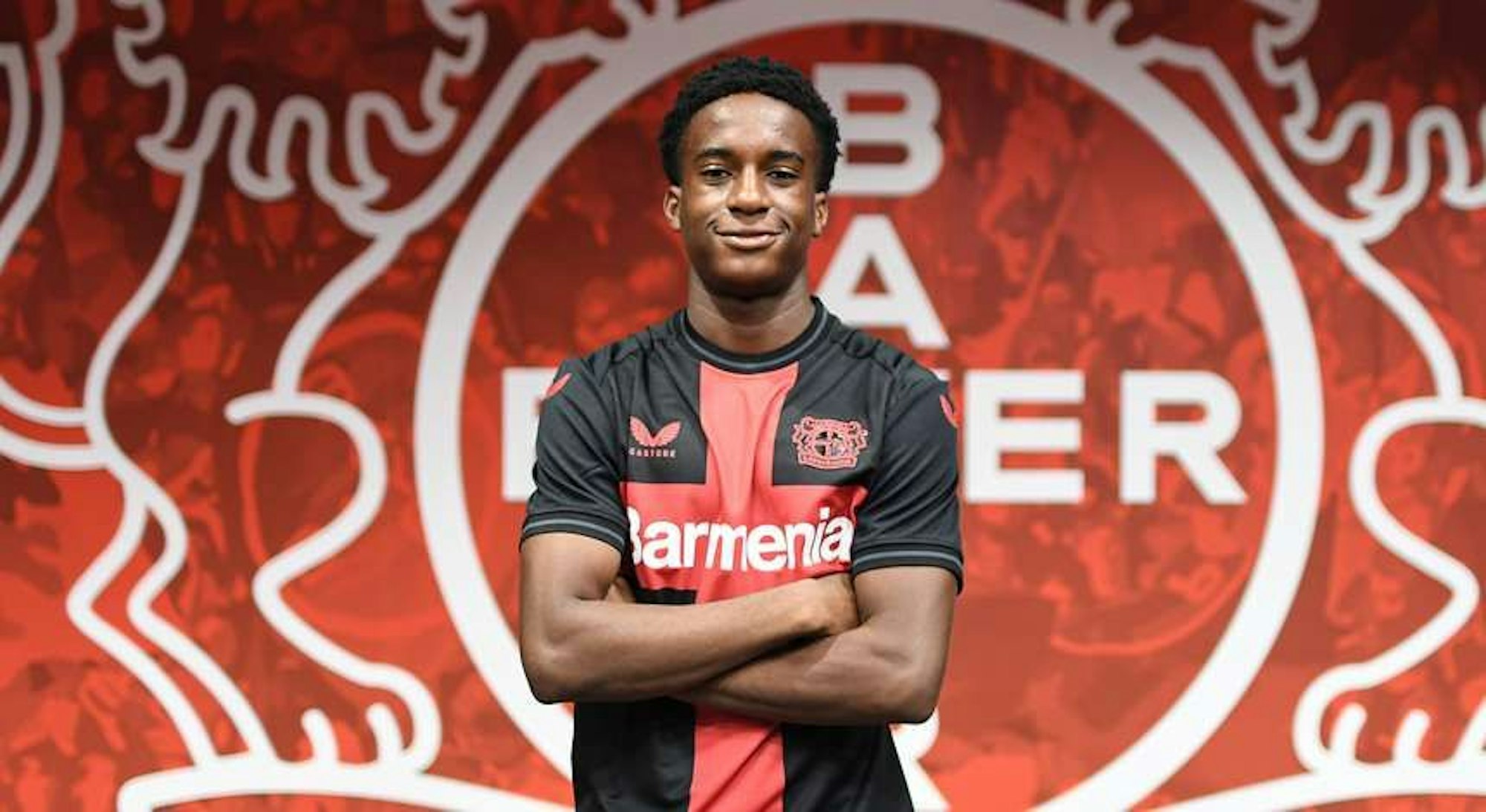 Melvin Ukpeigbe im neuen Bayer-04-Trikot