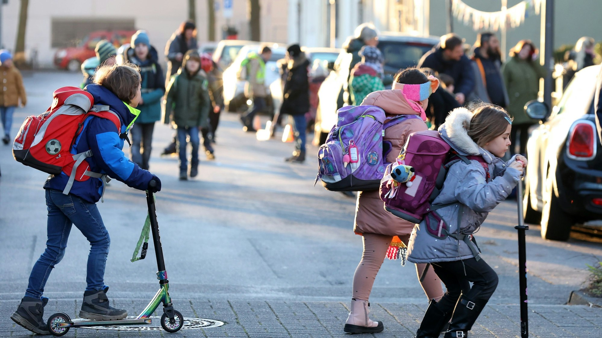 Sicher zum Unterricht - Dezernat für Mobilität startet Pilotprojekt Schulstraße in der Lindenbornstraße (Vincenz-Statz-Grundschule)
Foto:Martina Goyert