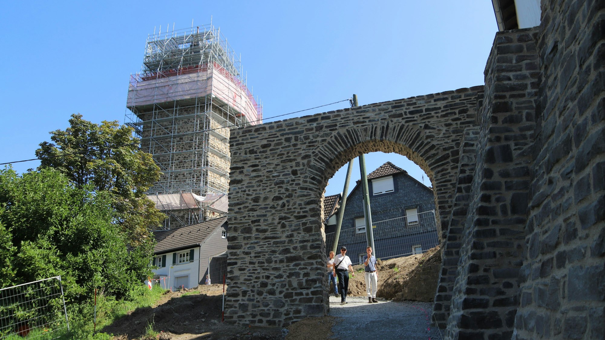 Die Arbeiten im Rahmen des Integrierten Handlungskonzepts Stadt Blankenberg schreiten voran. Das Kölner Tor ist fertiggestellt, im Hintergrund ist der noch eingerüstete Grabenturm zu sehen.