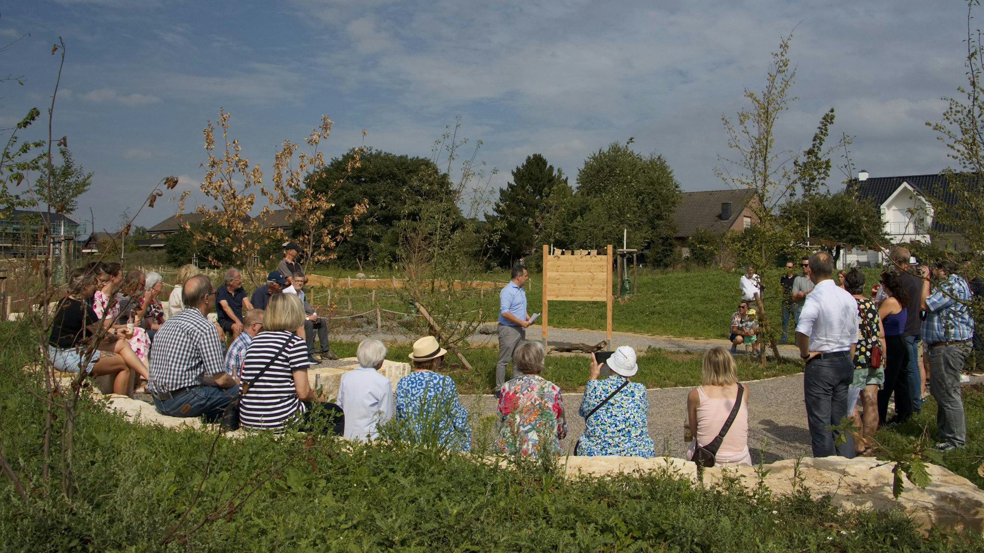 Bürgermeister Sacha Reichelt steht vor den Eröffnungsgästen.