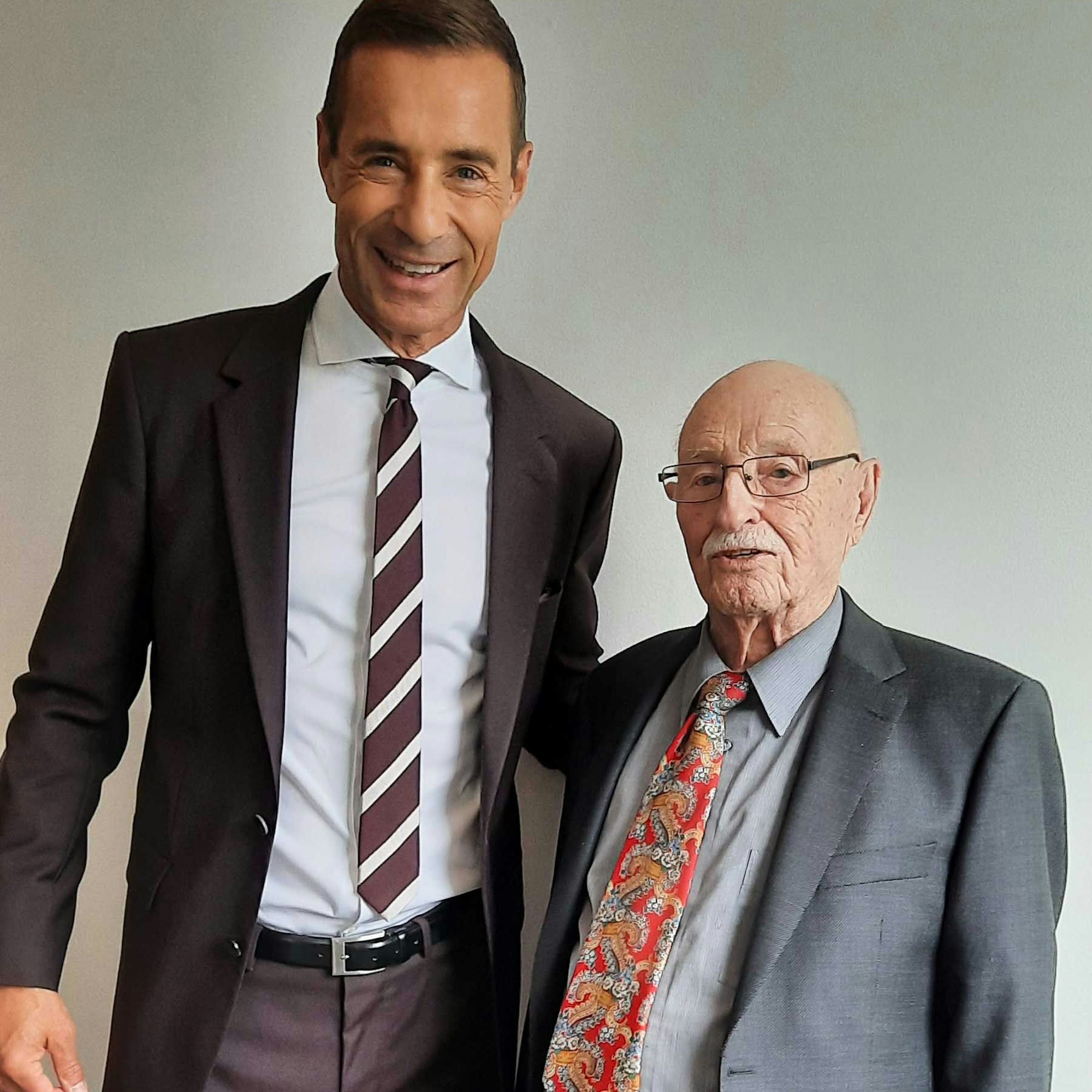 Auf dem Bild sind der 1,90 Meter große Fernsehmoderator Kai Pflaume und der 1,60 Meter große Ludwig Theisen zu sehen.
