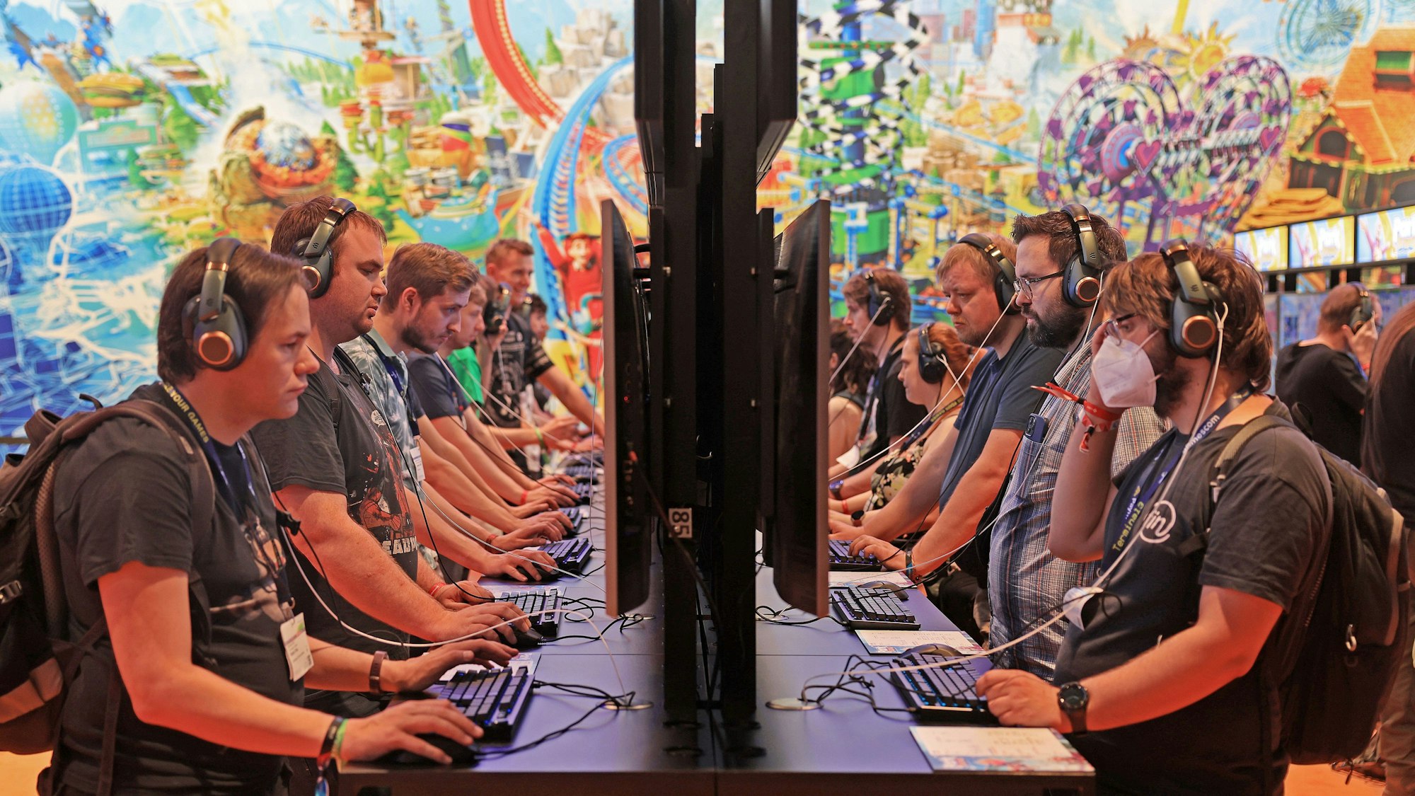 Messebesucher spielen an Computern. (Archivbild)