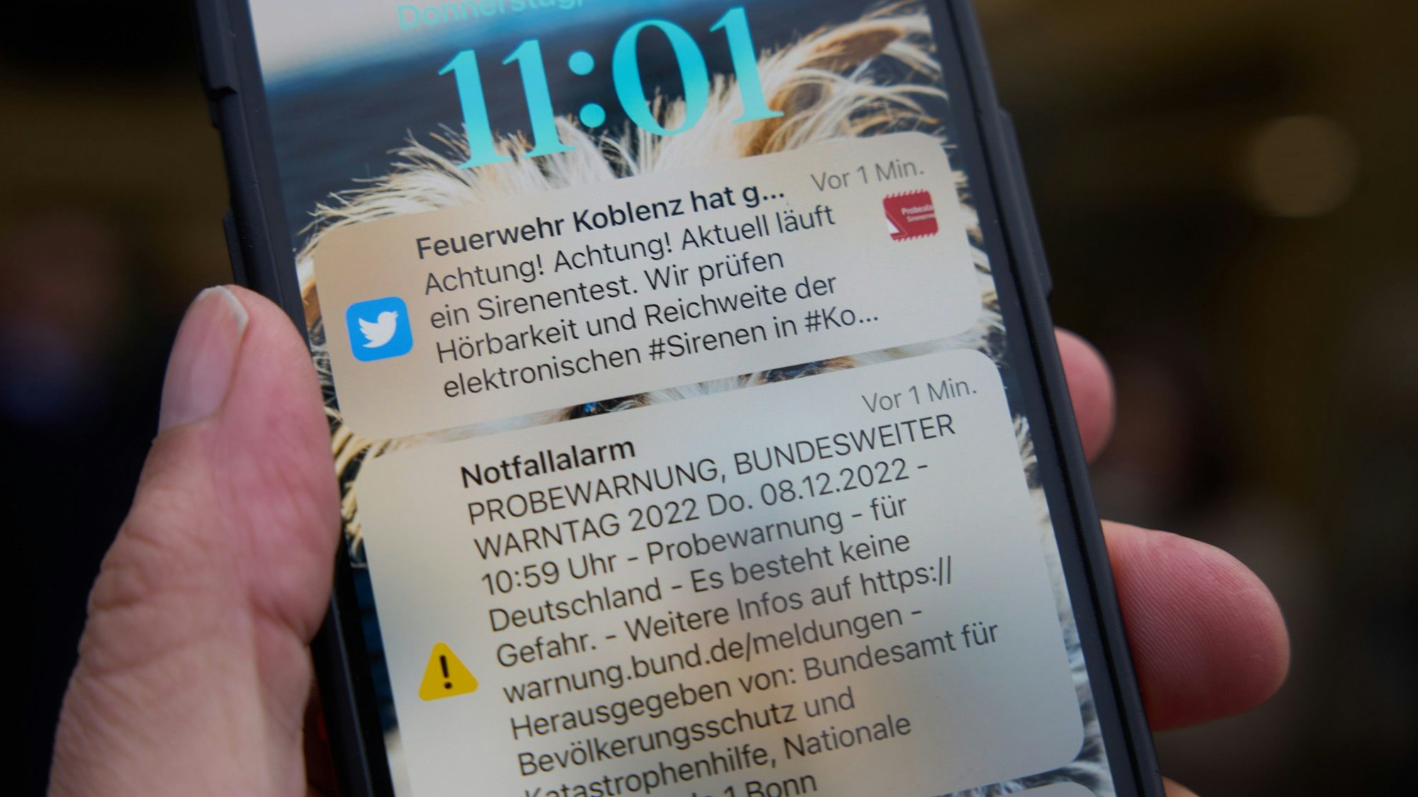 Eine Cell-Broadcast-Botschaft ist am allgemeinen Warntag, 08.12.2022 kurz nach 11.00 Uhr auf dem Display eines Smartphones zu sehen. (Archivbild)
