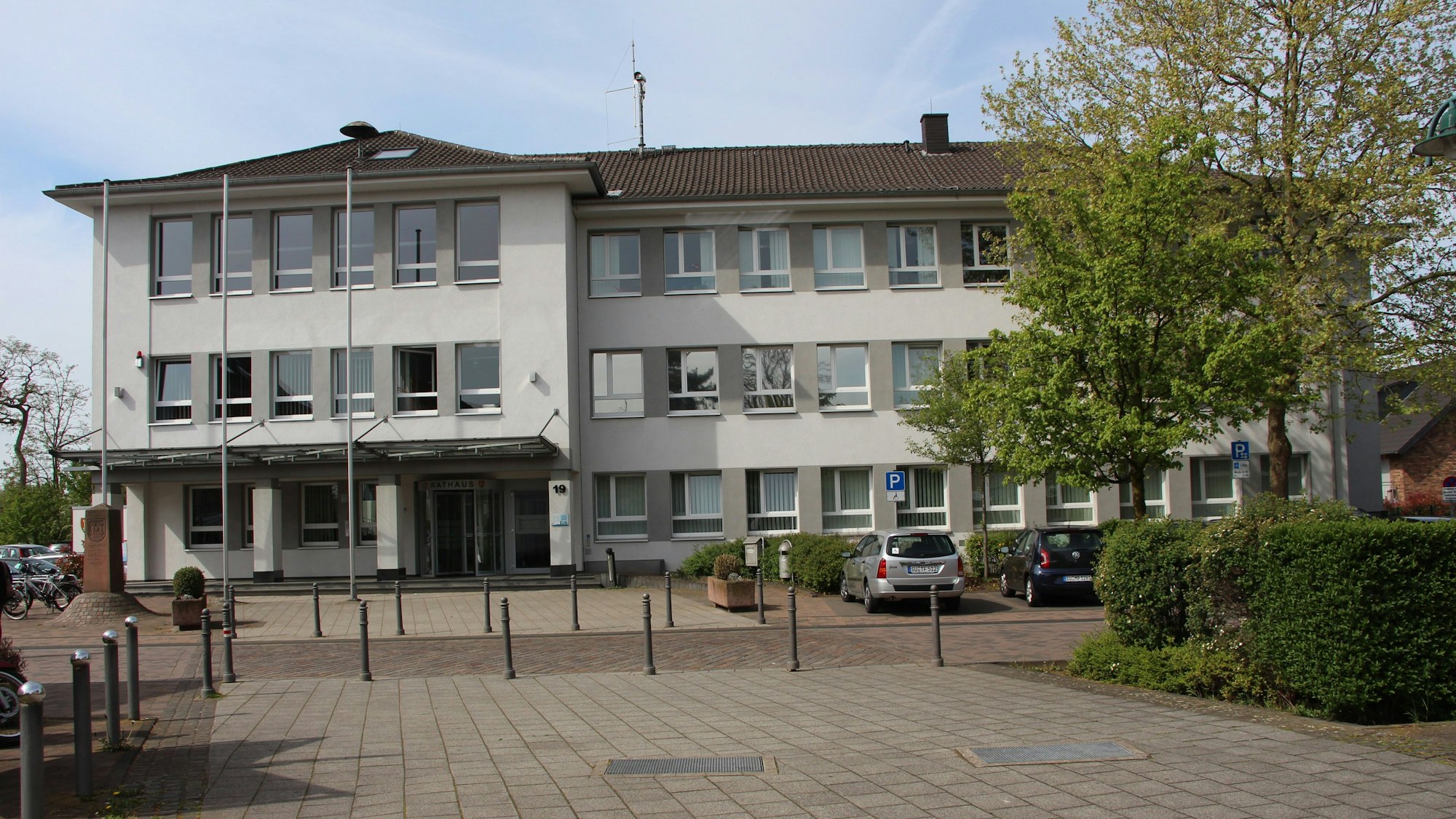 Außenansicht des Rathauses in Niederkassel.