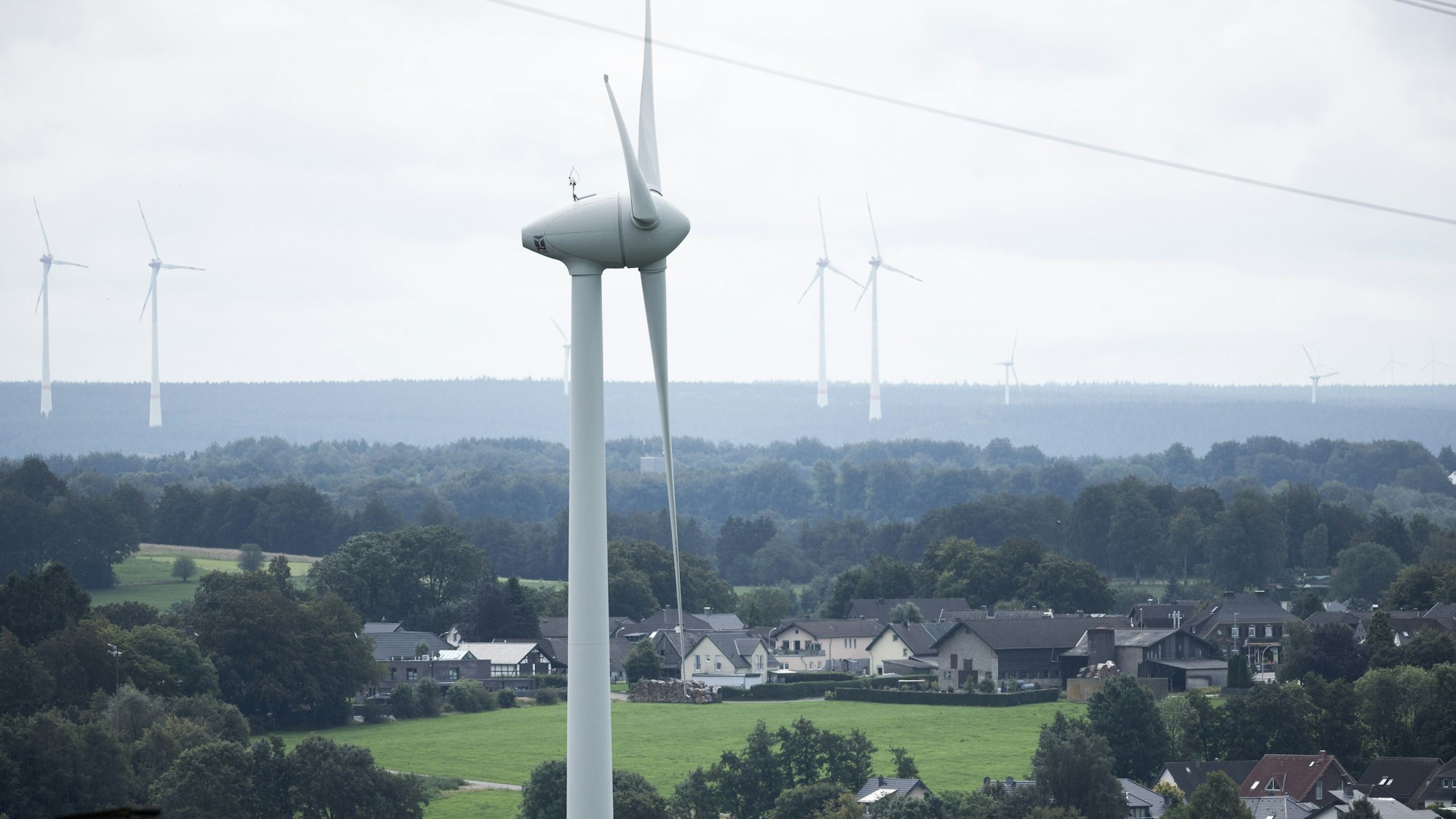 ARCHIV - 15.08.2023, Nordrhein-Westfalen, Simmerrath: Blick auf ein Windrad im Bürger Windpark Simmerath-Lammersdorf. (Zu dpa: «Kanzler besucht Windpark in Eifel und trifft Tagebau-Anrainer») Foto: Rolf Vennenbernd/dpa +++ dpa-Bildfunk +++