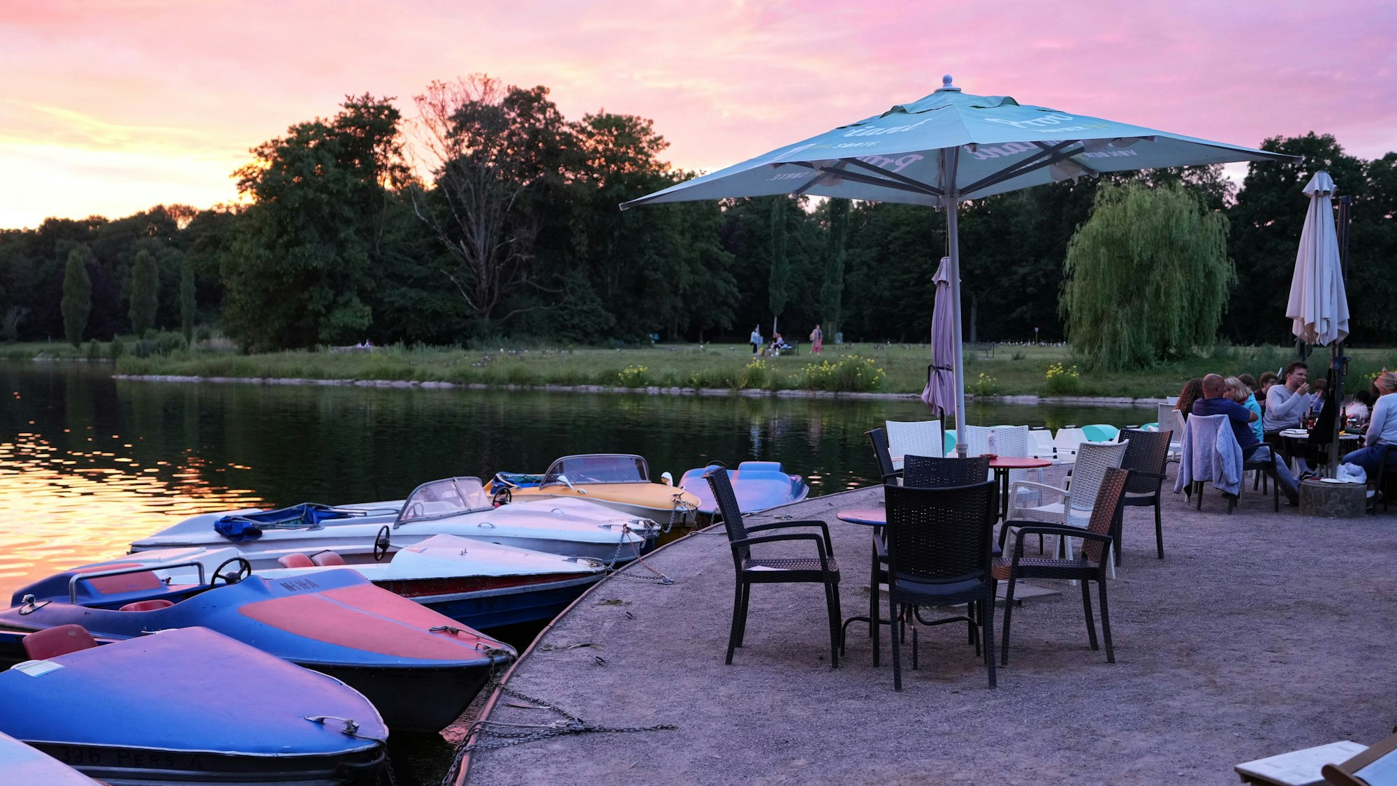 Der Kalscheurer Weiher ist auch zum Sonnenuntergang ein schöner Ort.
