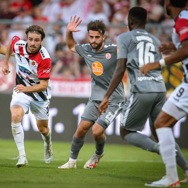 23.08.2023, Köln, Fußball, bwin 3. Liga Herren, Sportpark Höhenberg, 3. Spieltag, Saison 2023 2024, FC Viktoria Köln Rot-Weiss Essen: David Philipp Viktoria Köln behauptet sich gegen Björn Rother Rot-Weiss Essen und Jose-Enrique Rios-Alonso Rot-Weiss Essen. DFB regulations prohibit any use of photographs as image sequences and or quasi-video. Nordrhein-Westfalen Deutschland *** 23 08 2023, Cologne, soccer, bwin 3 Liga Herren, Sportpark Höhenberg, 3 Spieltag, Saison 2023 2024, FC Viktoria Köln Rot Weiss Essen David Philipp Viktoria Köln holds his own against Björn Rother Rot Weiss Essen and Jose Enrique Rios Alonso Rot Weiss Essen DFB regulations prohibit any use of photographs as image sequences and or quasi video Nordrhein Westfalen Germany