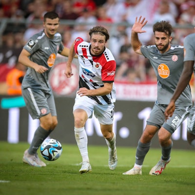23.08.2023, Köln, Fußball, bwin 3. Liga Herren, Sportpark Höhenberg, 3. Spieltag, Saison 2023 2024, FC Viktoria Köln Rot-Weiss Essen: David Philipp Viktoria Köln behauptet sich gegen Björn Rother Rot-Weiss Essen und Jose-Enrique Rios-Alonso Rot-Weiss Essen. DFB regulations prohibit any use of photographs as image sequences and or quasi-video. Nordrhein-Westfalen Deutschland *** 23 08 2023, Cologne, soccer, bwin 3 Liga Herren, Sportpark Höhenberg, 3 Spieltag, Saison 2023 2024, FC Viktoria Köln Rot Weiss Essen David Philipp Viktoria Köln holds his own against Björn Rother Rot Weiss Essen and Jose Enrique Rios Alonso Rot Weiss Essen DFB regulations prohibit any use of photographs as image sequences and or quasi video Nordrhein Westfalen Germany