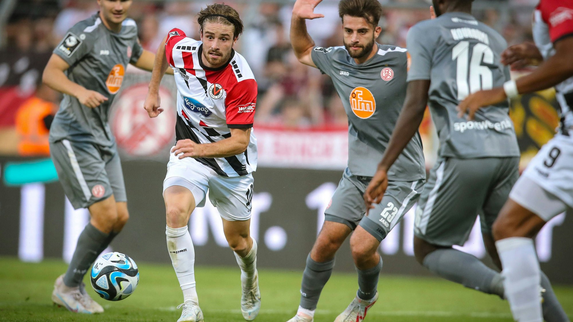 23.08.2023, Köln, Fußball, bwin 3. Liga Herren, Sportpark Höhenberg, 3. Spieltag, Saison 2023 2024, FC Viktoria Köln Rot-Weiss Essen: David Philipp Viktoria Köln behauptet sich gegen Björn Rother Rot-Weiss Essen und Jose-Enrique Rios-Alonso Rot-Weiss Essen. DFB regulations prohibit any use of photographs as image sequences and or quasi-video. Nordrhein-Westfalen Deutschland *** 23 08 2023, Cologne, soccer, bwin 3 Liga Herren, Sportpark Höhenberg, 3 Spieltag, Saison 2023 2024, FC Viktoria Köln Rot Weiss Essen David Philipp Viktoria Köln holds his own against Björn Rother Rot Weiss Essen and Jose Enrique Rios Alonso Rot Weiss Essen DFB regulations prohibit any use of photographs as image sequences and or quasi video Nordrhein Westfalen Germany