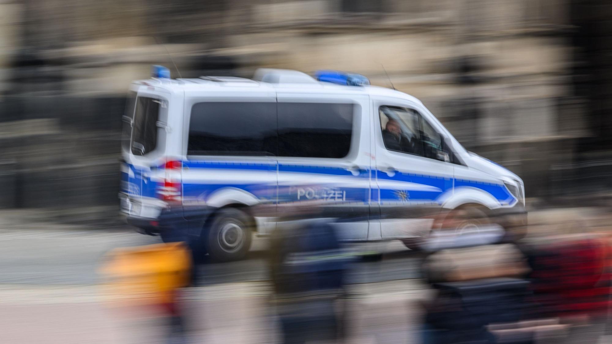 Die Polizei konnte den Verdächtigen schließlich in seiner Wohnung festnehmen. Hier ein Symbolfoto von einem Einsatzwagen.