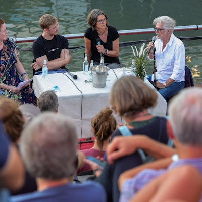 Frank Schätzing, Christiane Martin (Grüne) und Karsten Hirsch (Plastic Fischer, von rechts) diskutieren beim KStA Green Filmabend im Kölner Rheinauhafen mit Sarah Brasack, stellvertretende Chefredakteurin des „Kölner Stadt-Anzeiger“.