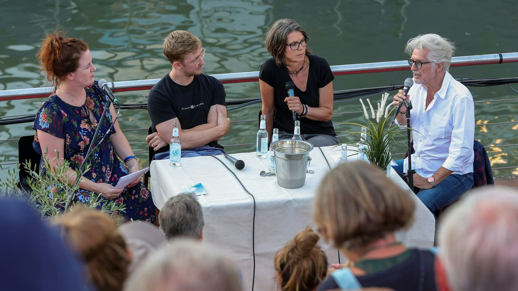 Frank Schätzing, Christiane Martin (Grüne) und Karsten Hirsch (Plastic Fischer, von rechts) diskutieren beim KStA Green Filmabend im Kölner Rheinauhafen mit Sarah Brasack, stellvertretende Chefredakteurin des „Kölner Stadt-Anzeiger“.