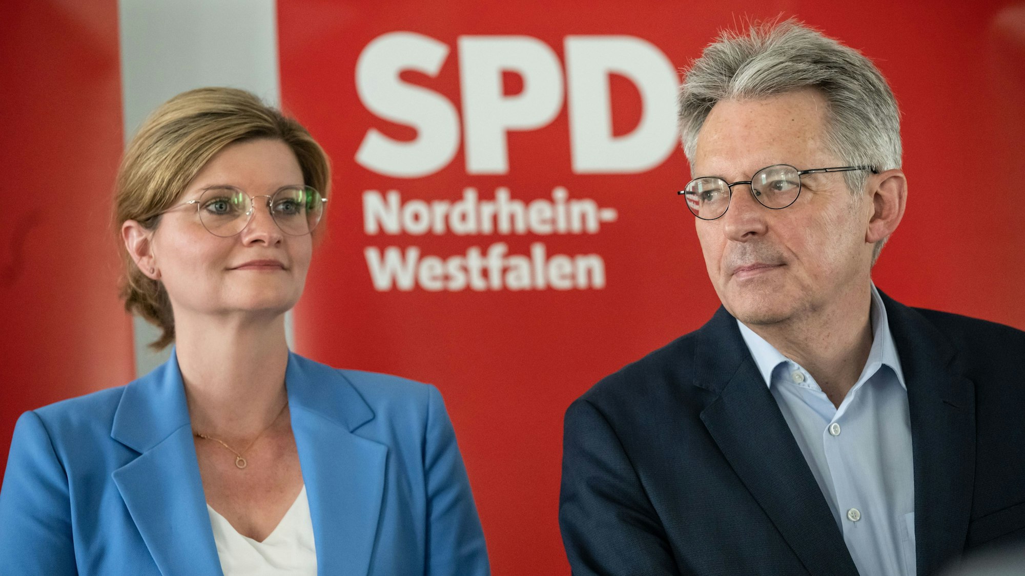 Sarah Philipp, Duisburger Landtagsabgeordnete und Achim Post, Vorsitzender der NRW-Landesgruppe im Bundestag sind vor einem Wahl-Plakat der NRW-SPD zu sehen.