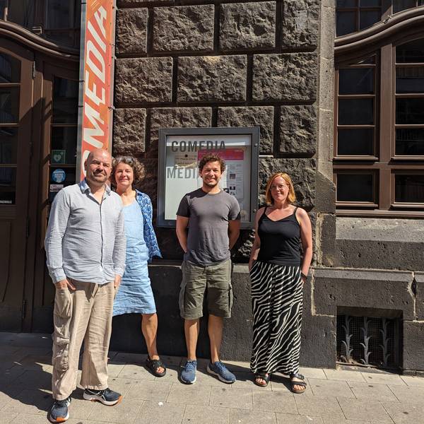 Die vier stehen vor dem Gebäude, in dem das Comedia-Theater beheimatet ist.