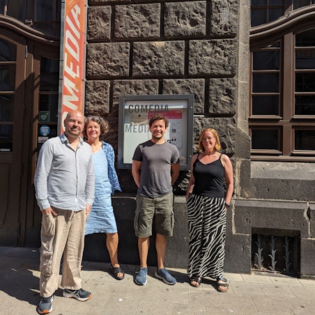 Die vier stehen vor dem Gebäude, in dem das Comedia-Theater beheimatet ist.