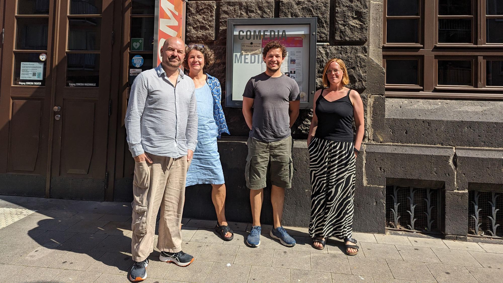 Die vier stehen vor dem Gebäude, in dem das Comedia-Theater beheimatet ist.